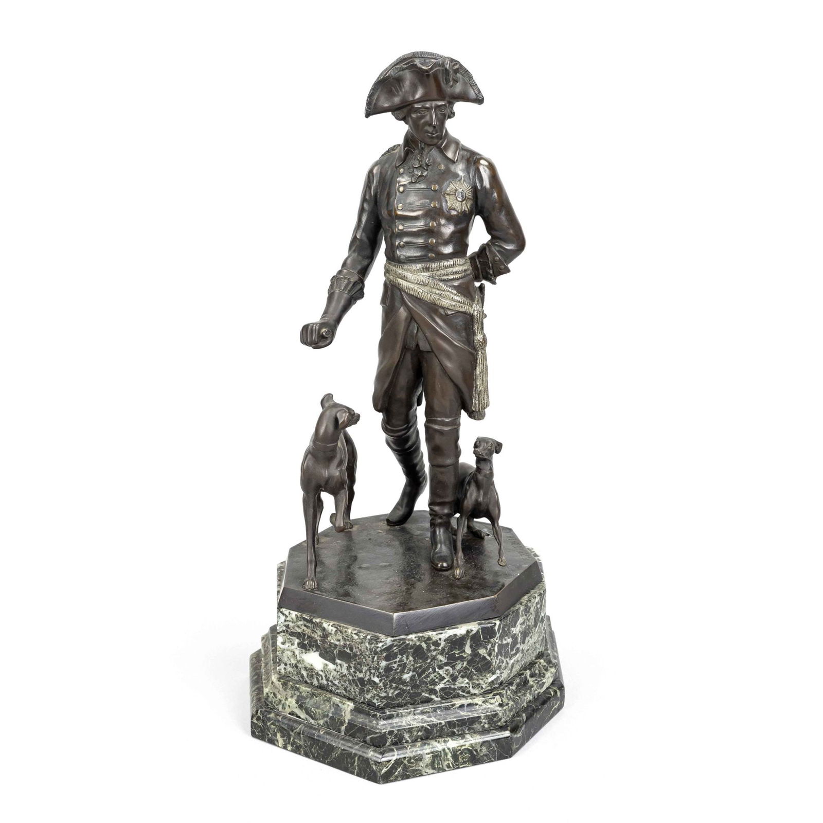 Rudolf Kaesbach (1873-1955), large: Rudolf Kaesbach (1873-1955), large group of figures of Old Fritz with his two greyhounds, polychrome patinated bronze on octagonal plinth over marble pedestal, in the plinth signed and foundry stamp o