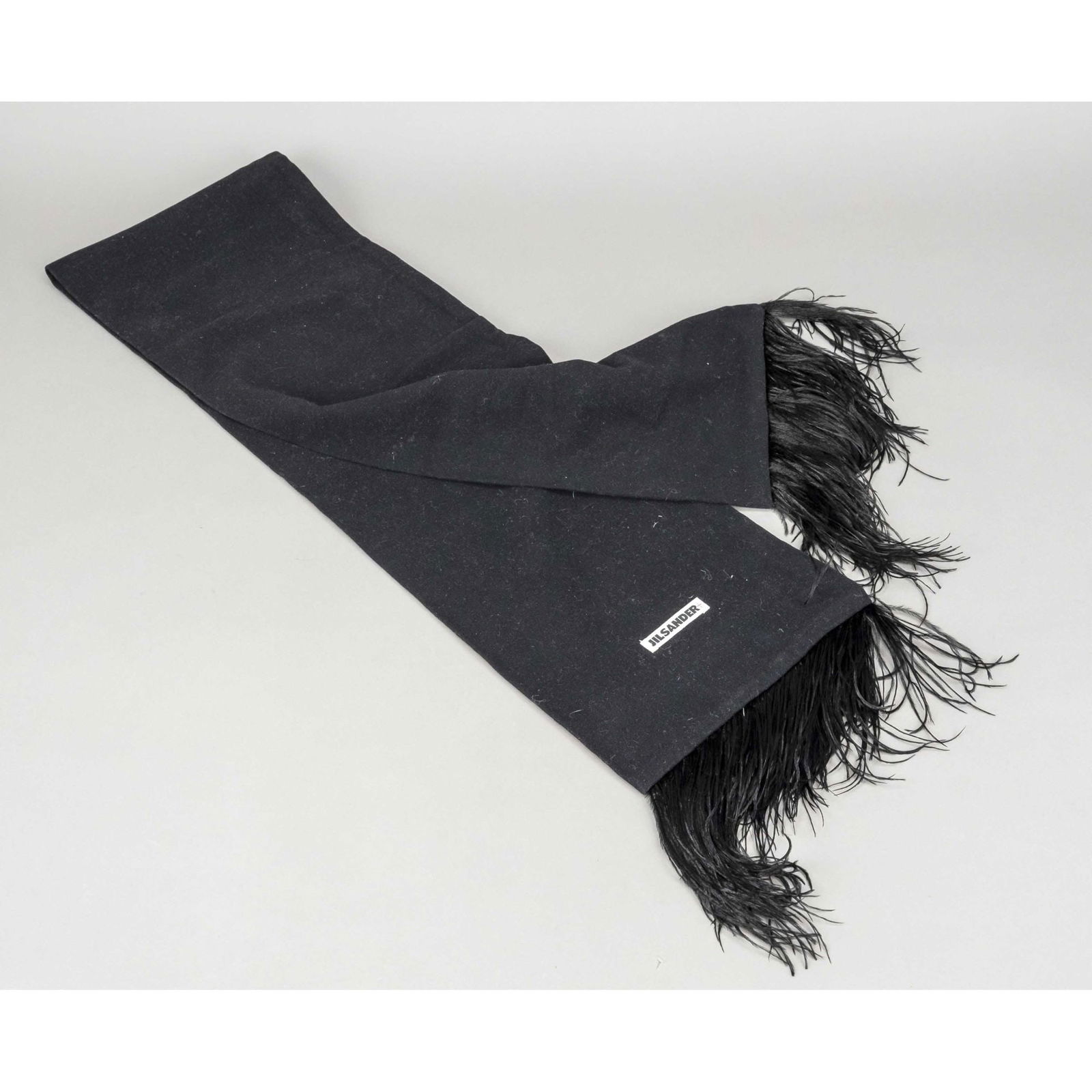 Jil Sander, wide scarf, soft black: Jil Sander, wide scarf, soft black textile blend with feather trimmed hem (marabou feathers?), light signs of use and storage, ca. 148 x 23,5 cm