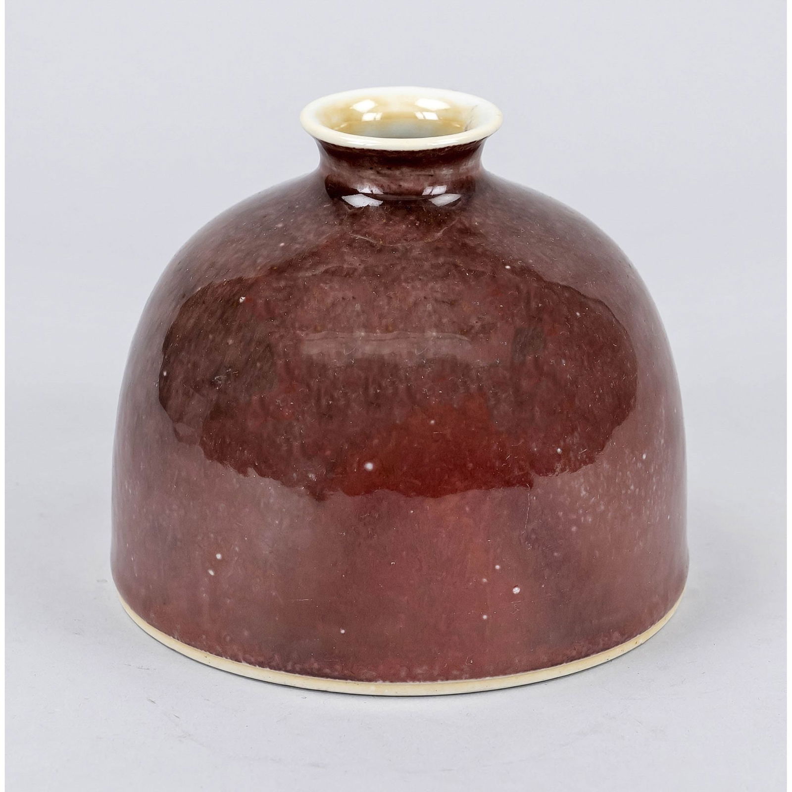 Brush washer with red-bean glaz: Brush washer with red-bean glaze, China, probably Republi period(1911-1949), porcelain with so-called peach-bloom glaze six-character mark, h 10,5cm d 13 cm