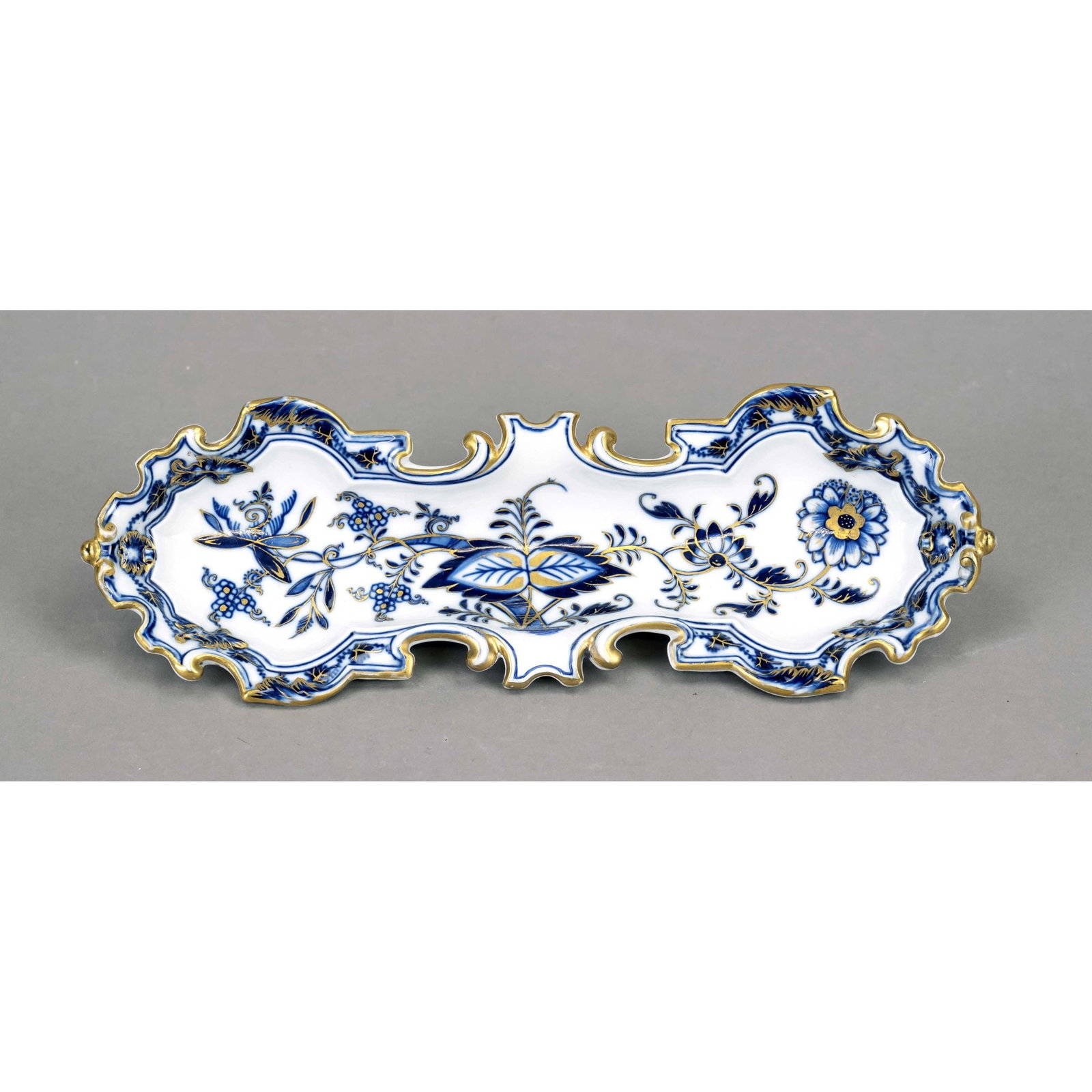 Pen tray, Meissen, Knauff Schwerte: Pen tray, Meissen, Knauff Schwerter mark 1850-1924, 1st choice, curved historicist form, onion pattern decoration in underglaze blue and ornamental gilding, l. 25 cm