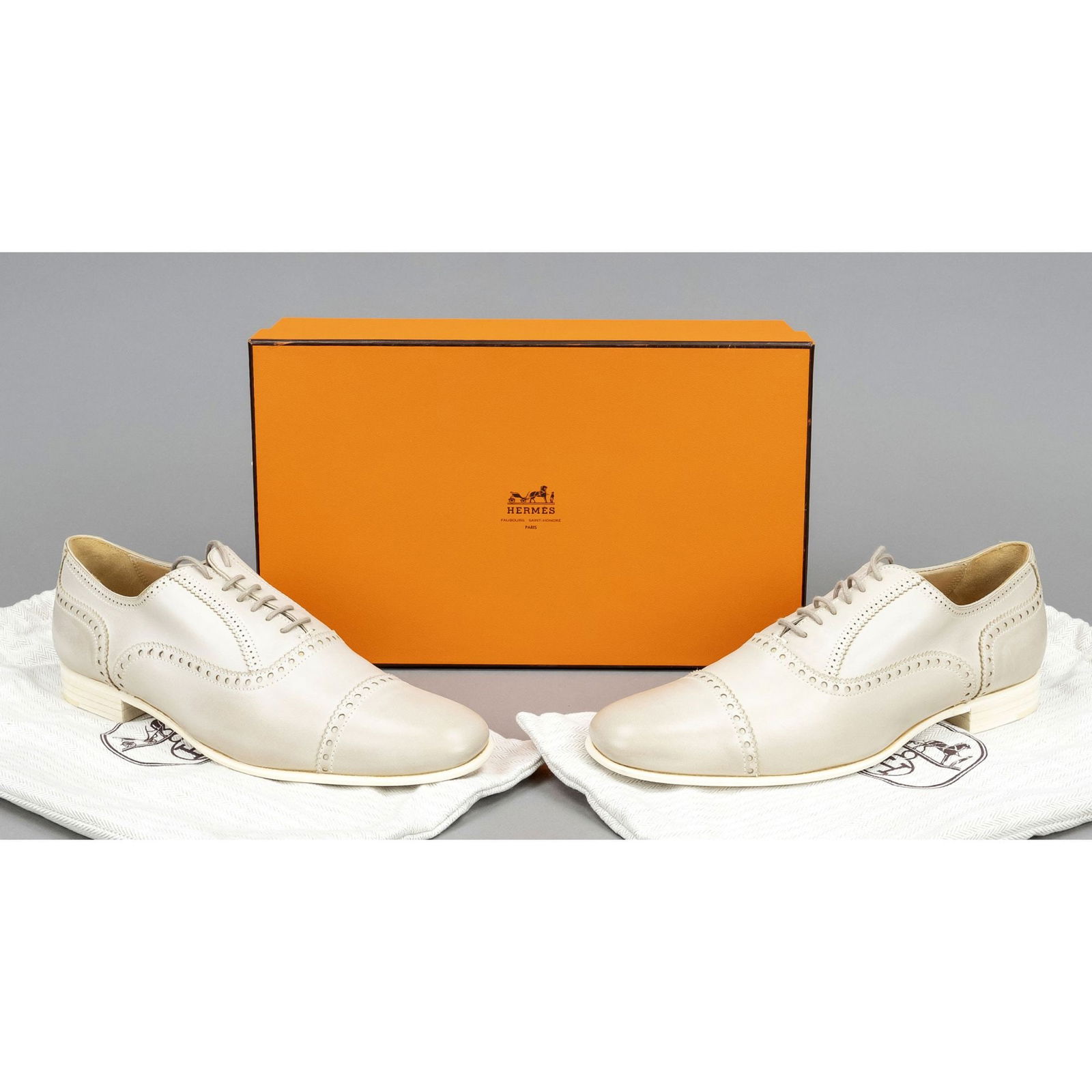 Hermes, classic lace-up shoe in Bu: Hermes, classic lace-up shoe in Budapest style, soft sand-colored leather and other materials, rounded toe, heel height approx. 2 cm, size 37, incl. dust bag and OK, hardly any signs of wear