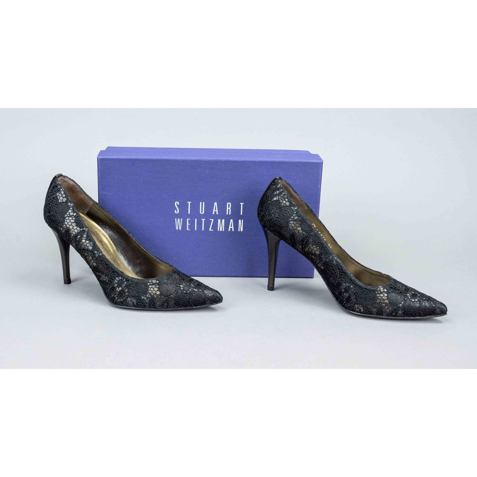 Stuart Weitzman, high heel pumps,: Stuart Weitzman, high heel pumps, bronze-colored smooth leather with black lace trim and other materials, pointed toe, heel height approx. 9.5 cm, size 38, incl. OK, minimal signs of wear