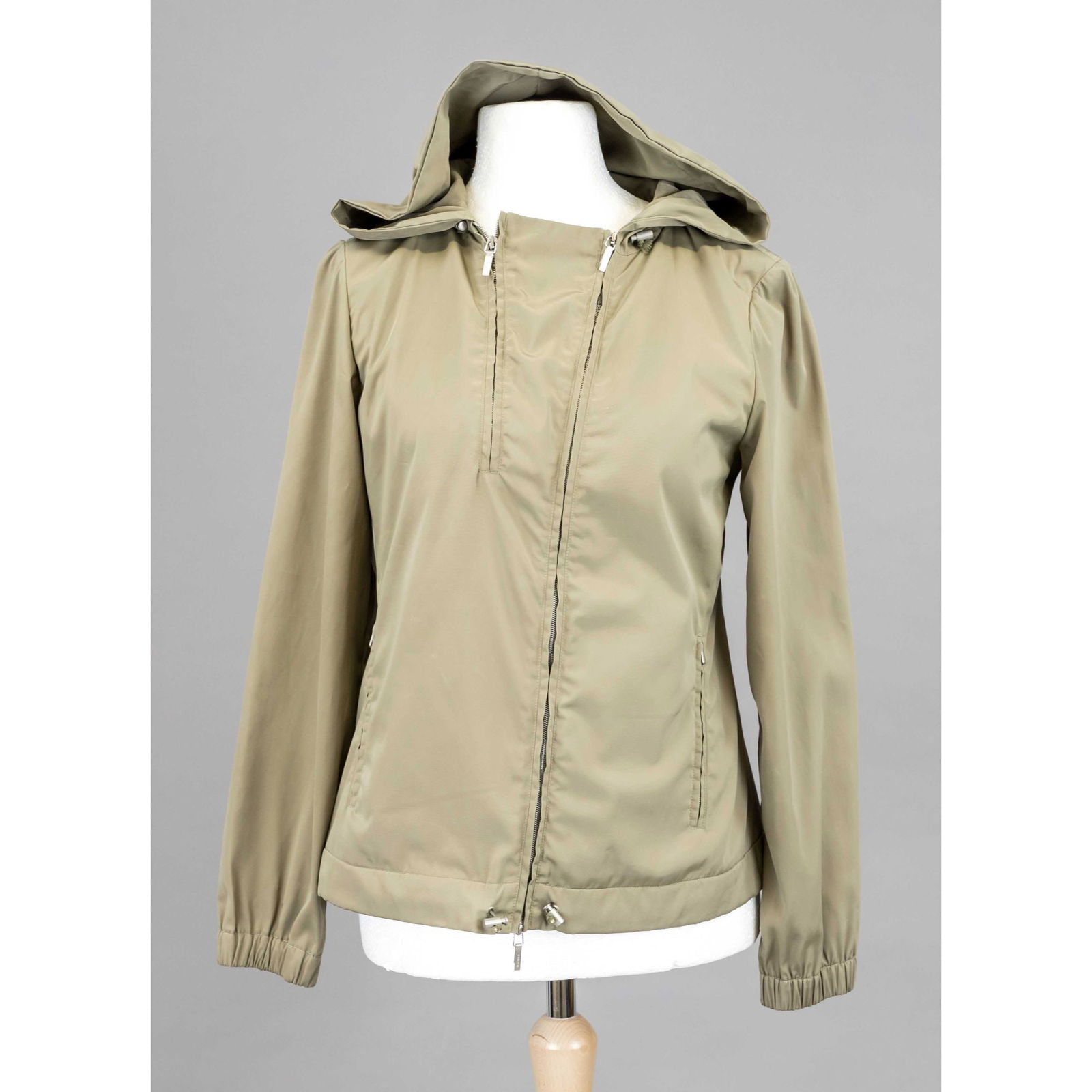 Jil Sander, light jacket, khaki-co: Jil Sander, light jacket, khaki-coloured synthetic fiber blend fabric, hood, zipper, long sleeves with elastic cuffs, straight cut, 2 side pockets with zippers, logo zipper, unlined, size 38, minimal