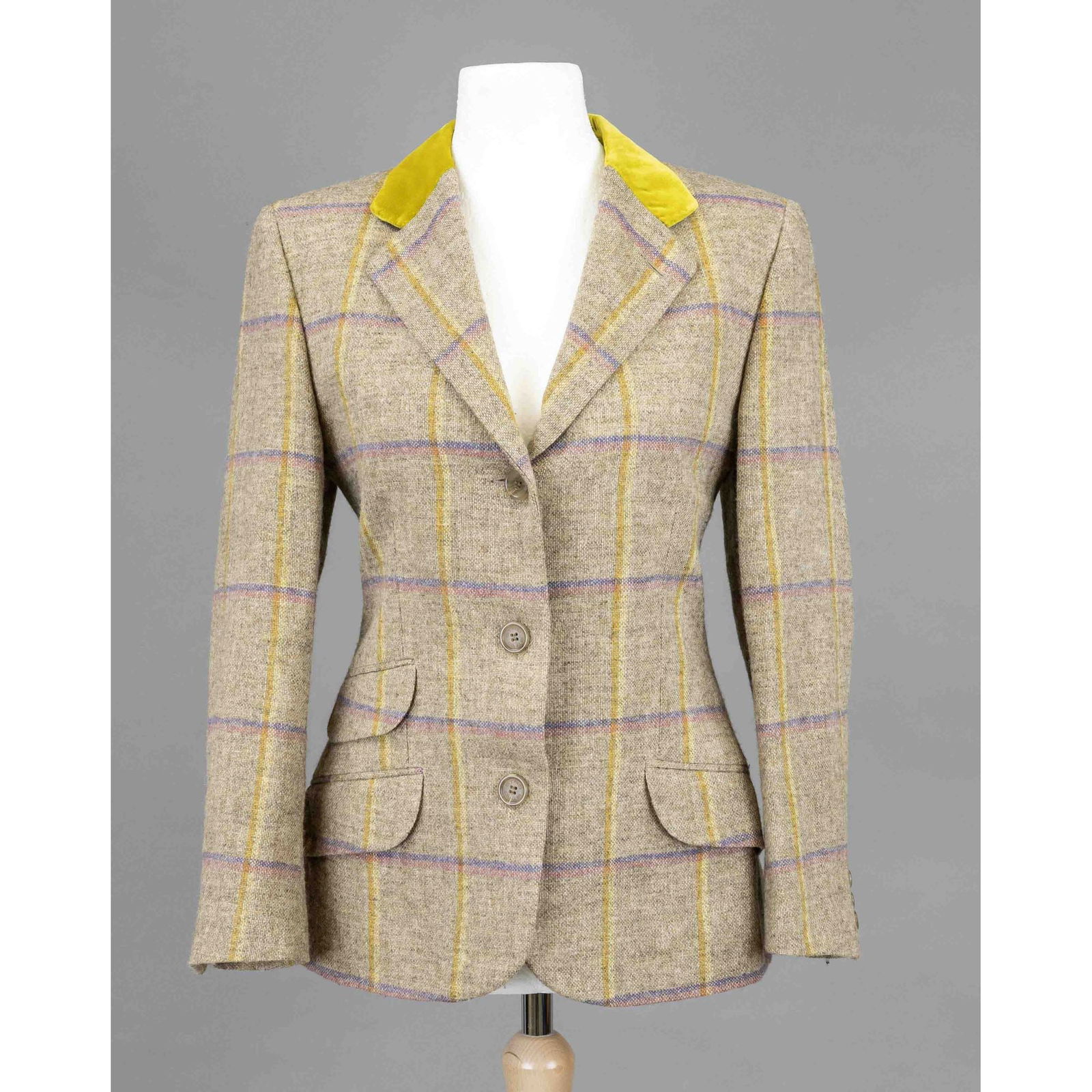 Etro, polychrome patterned ladies: Etro, polychrome patterned ladies blazer in check design, lapel collar with partial trimming in light green velvet, closure with 3 horn-look buttons, longer fit, long sleeves, slightly tailored cut, s
