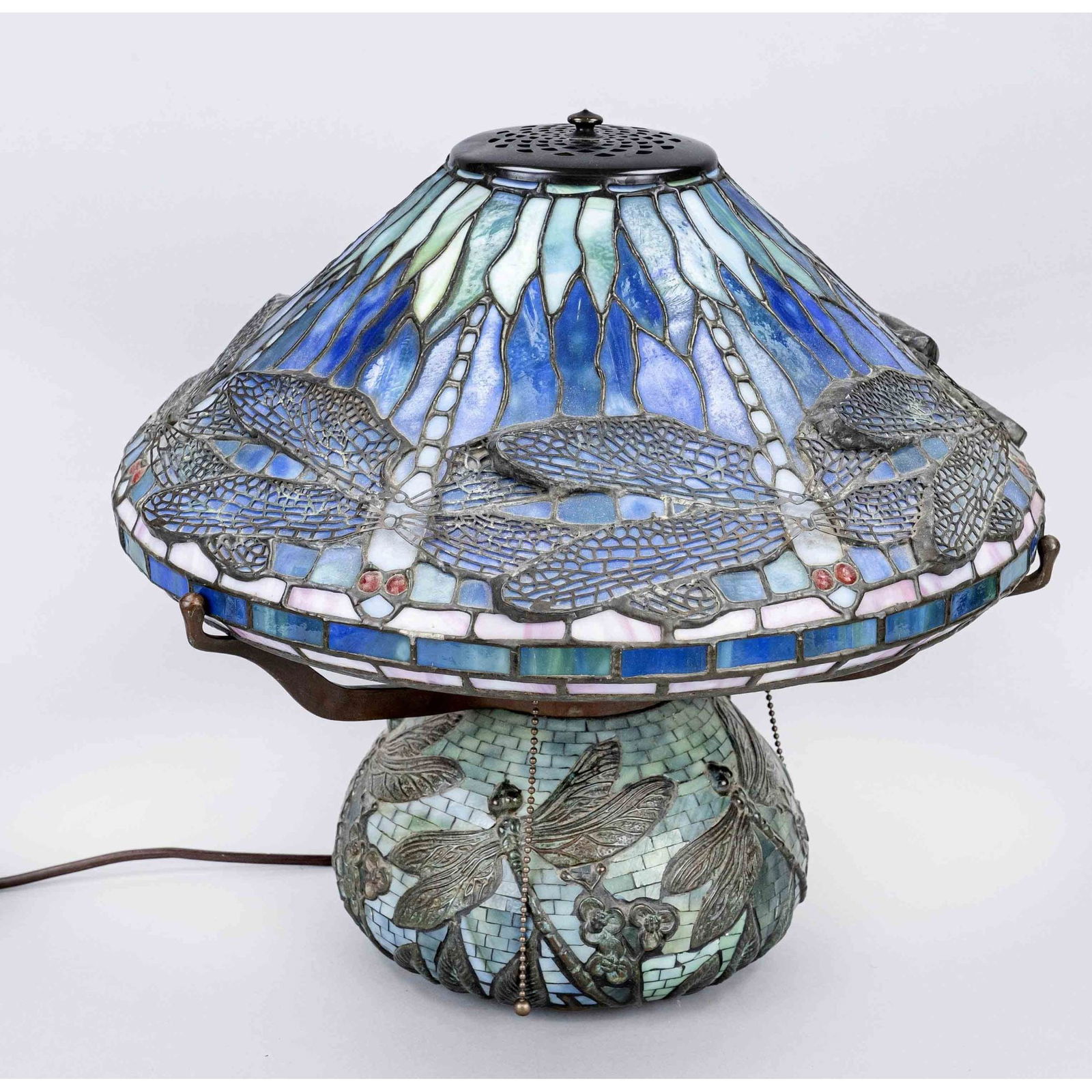 Tiffany-style lamp, 20th century: Tiffany-style lamp, 20th century, polychrome lead glazing and mosaic with dragonflies. 3-light, slightly rubbed H. 40 cm