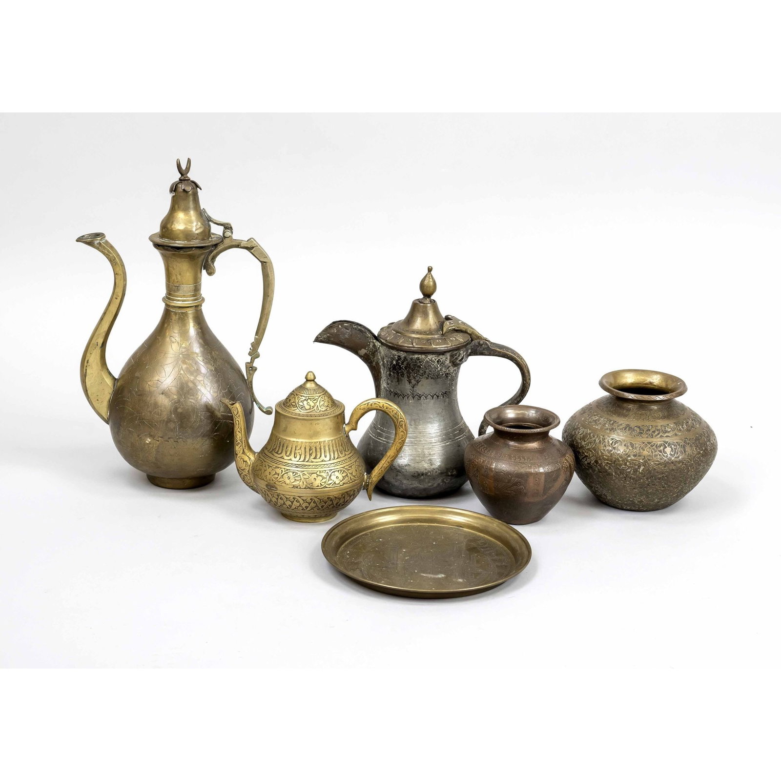 6 parts Brass and copper, orient: 6 parts Brass and copper, oriental, 19th/20th century, 3 pots with hinged lids, 2 bulbous vessels and 1 plate. Slightly rubbed & bumped, h. up to 35 cm