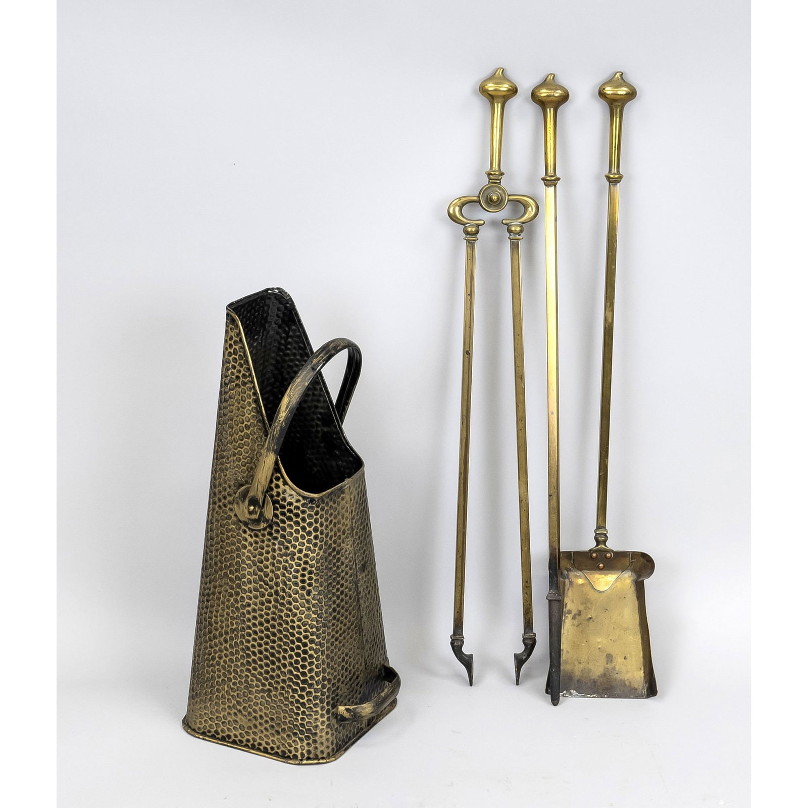 Fireplace cutlery and coal chute: Fireplace cutlery and coal chute, early 20th century Martelized chute made of sheet brass with handle. Cutlery consisting of tongs, shovel and poker, h. up to 72 cm