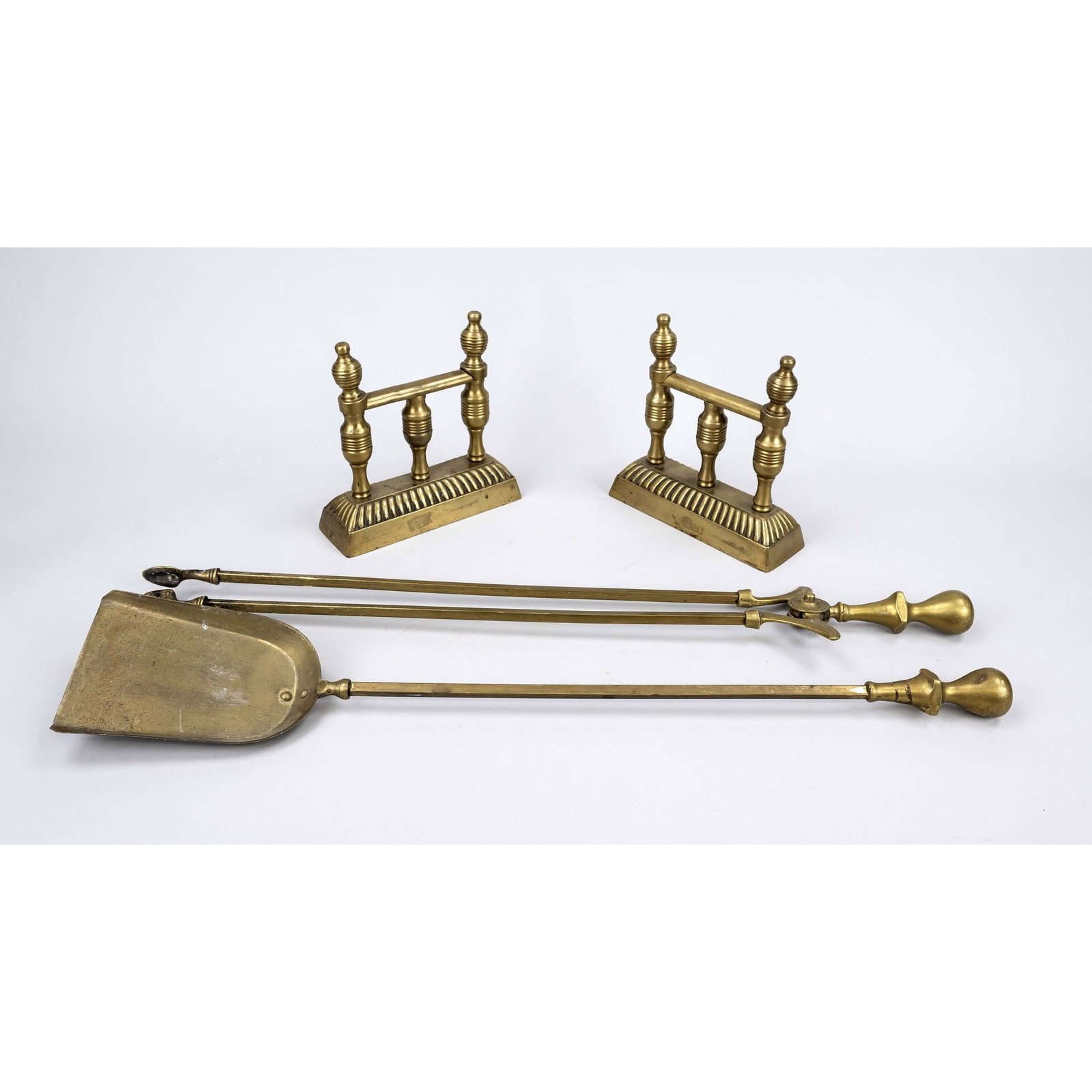 Pair of fireplace trestles and c: Pair of fireplace trestles and cutlery, late 19th century, brass. Cutlery consisting of shovel and tongs, l. 67 cm. H. trestles 20 cm