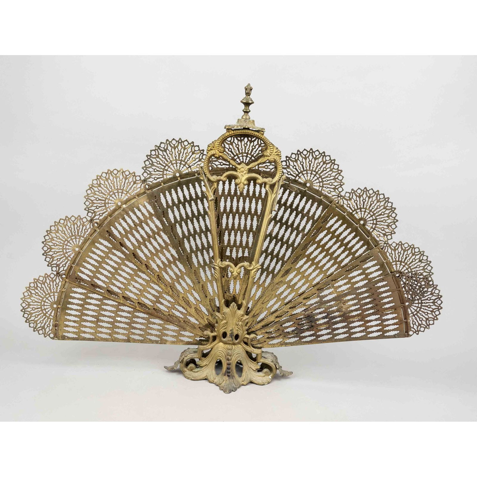 Fan-shaped fireplace screen, lat (1 of 1)