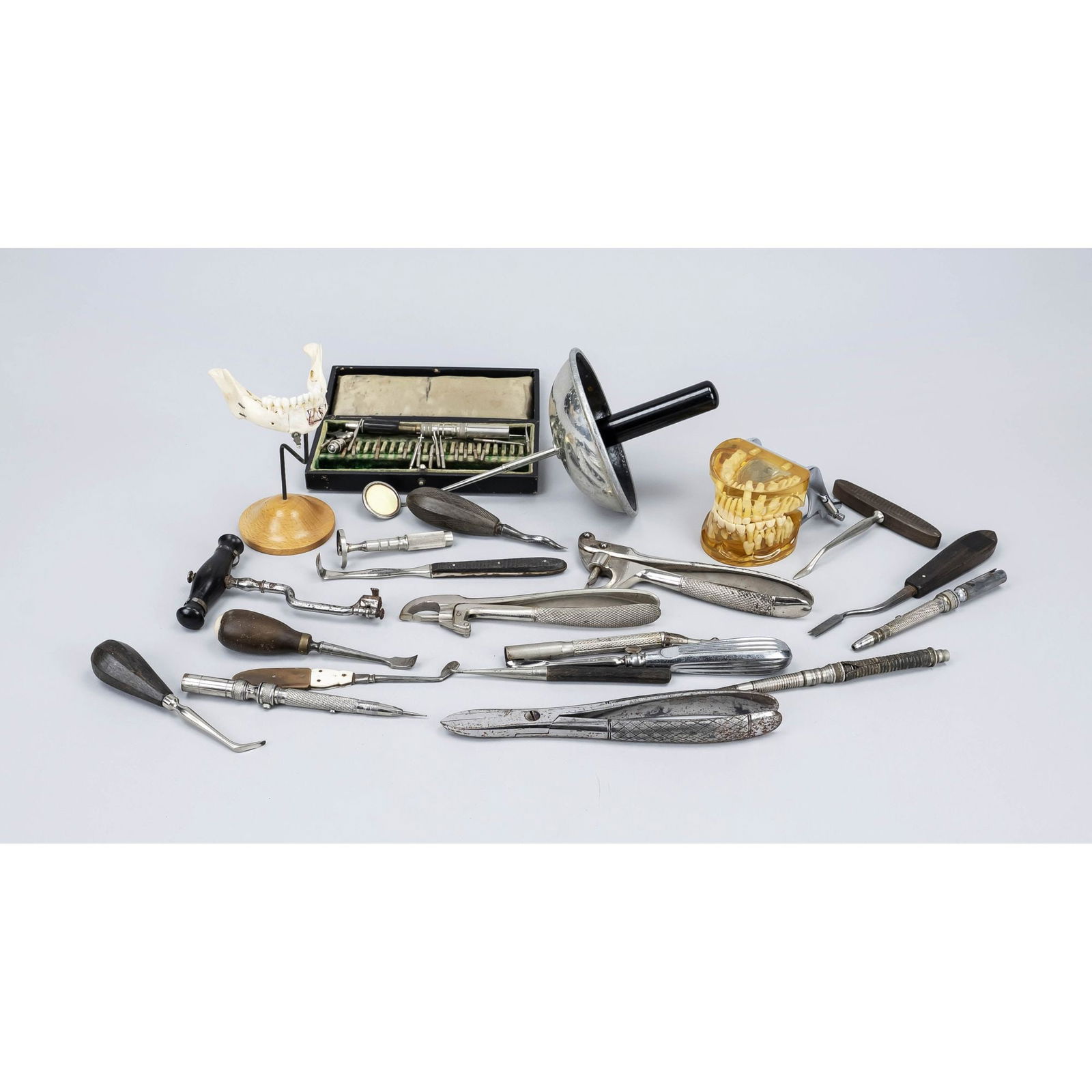 Lot of dentist's utensils, 19th/ (1 of 1)