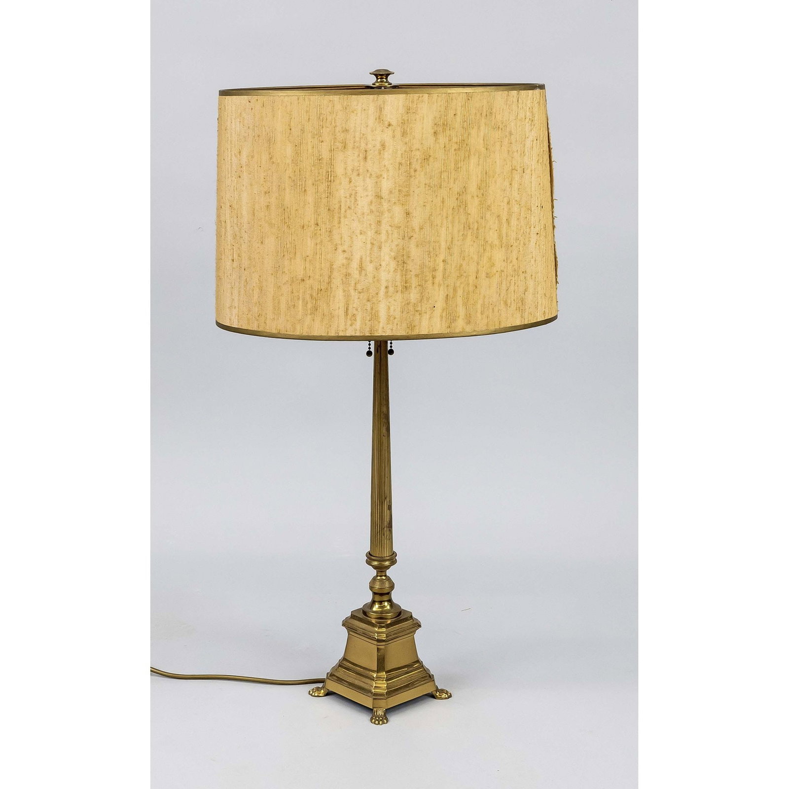 Table lamp, 20th century, brass.: Table lamp, 20th century, brass. Pedestal base on paw feet, fluted shaft, shade of raw silk? H. 75 cm