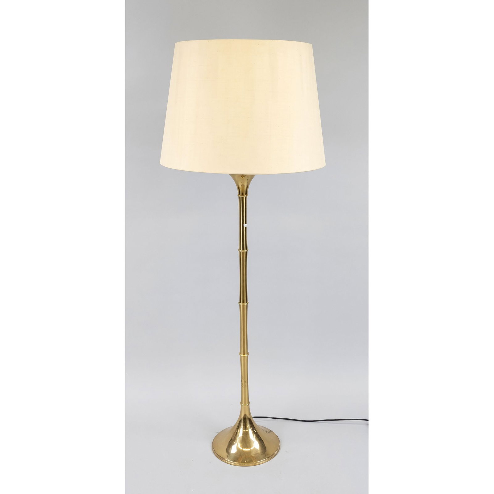 Floor lamp, 20th century, brass: Floor lamp, 20th century, brass shaft in bamboo look on a round base, shade made of creamy white fabric, rubbed, h. 160 cm