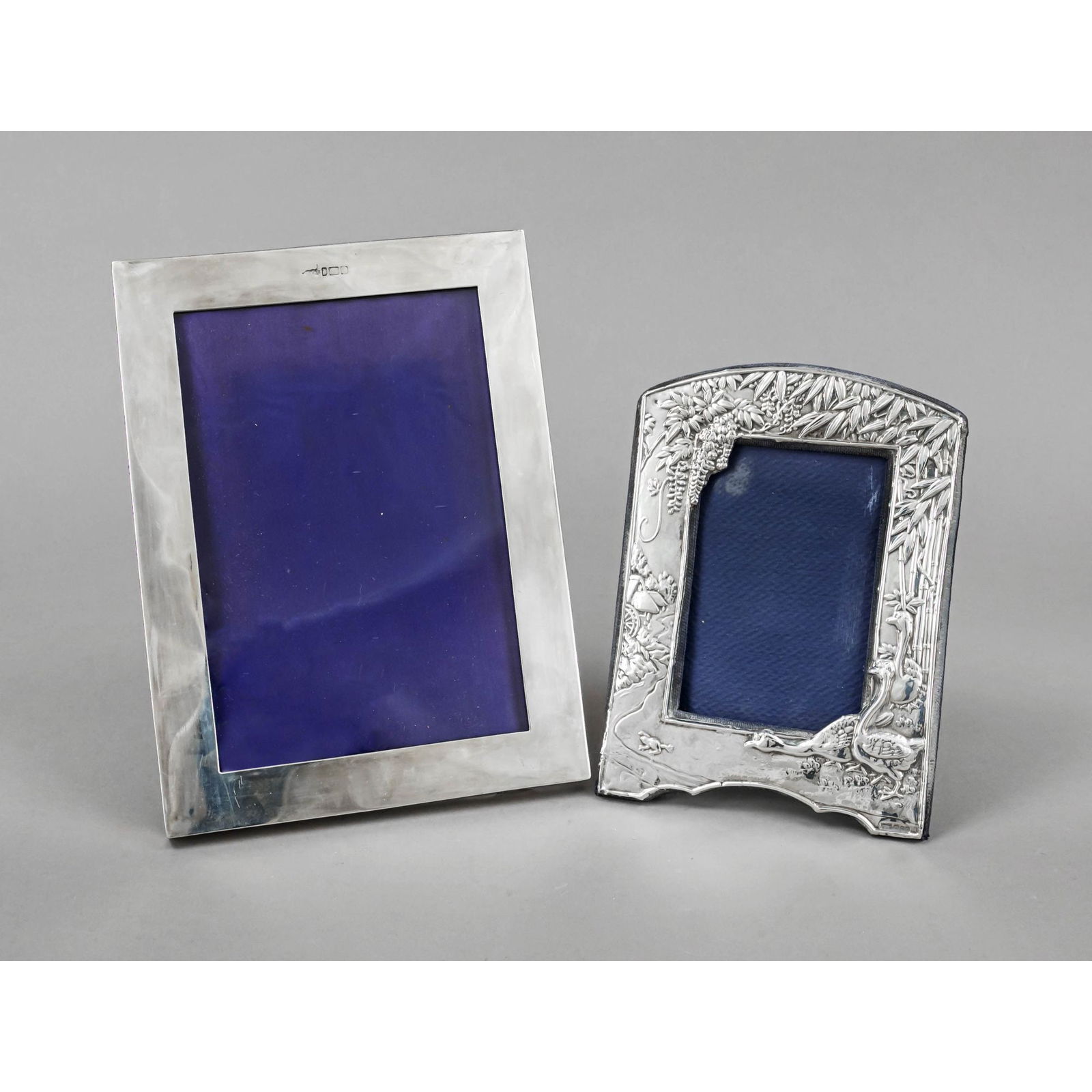 Two photo stand frames, England, 20t: Two photo stand frames, England, 20th century, different makers, sterling silver 925/000, 1x smooth form, clear dimensions approx. 19 x 13 cm, overall dimensions approx. 24 x 17.5 cm, 1x rounded top,