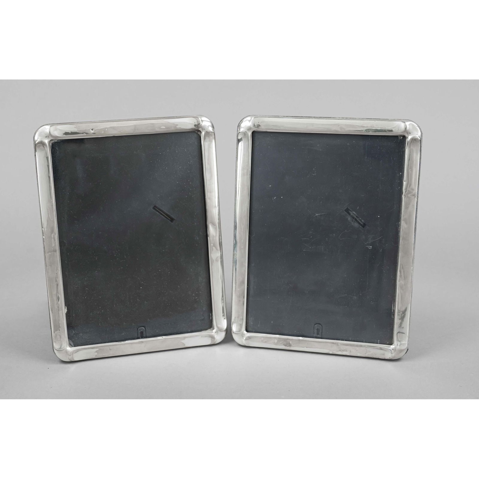 Pair of photo stand frames, 20th cen: Pair of photo stand frames, 20th century, sterling silver 925/000, smooth form with accentuated corners, slightly dented, clear dimensions approx. 17.5 x 13 cm, overall dimensions approx. 20.5 x 15.5