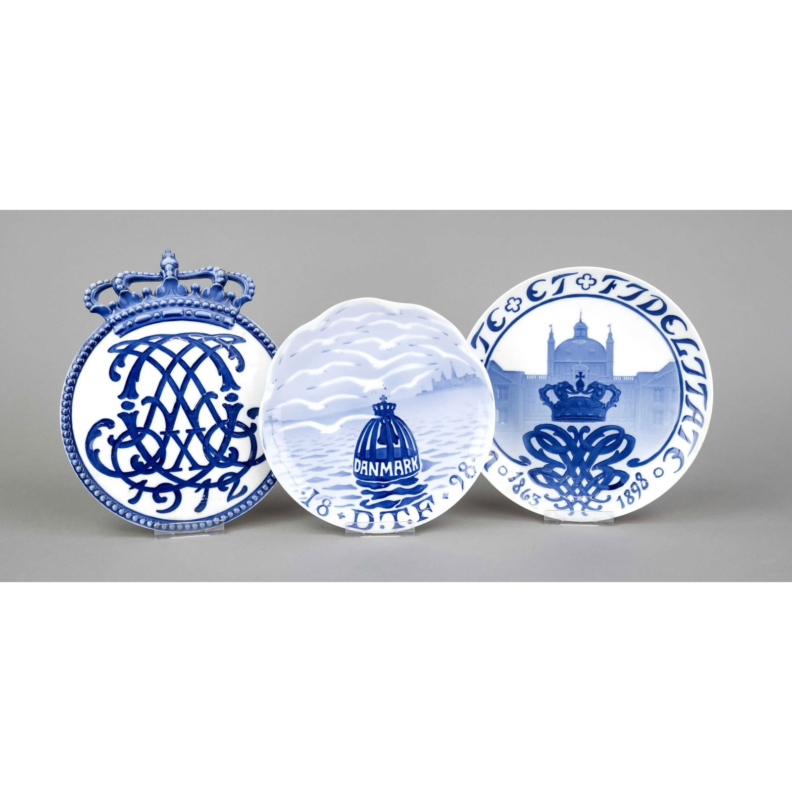 Set of 3 Copenhagen pieces with b: Set of 3 Copenhagen pieces with blue and white decoration, commemorative plaque for the coronation of King Christian X in 1912, Royal Copenhagen, designed by Arnold Krog, model no. 1377, h. 23 cm, mar