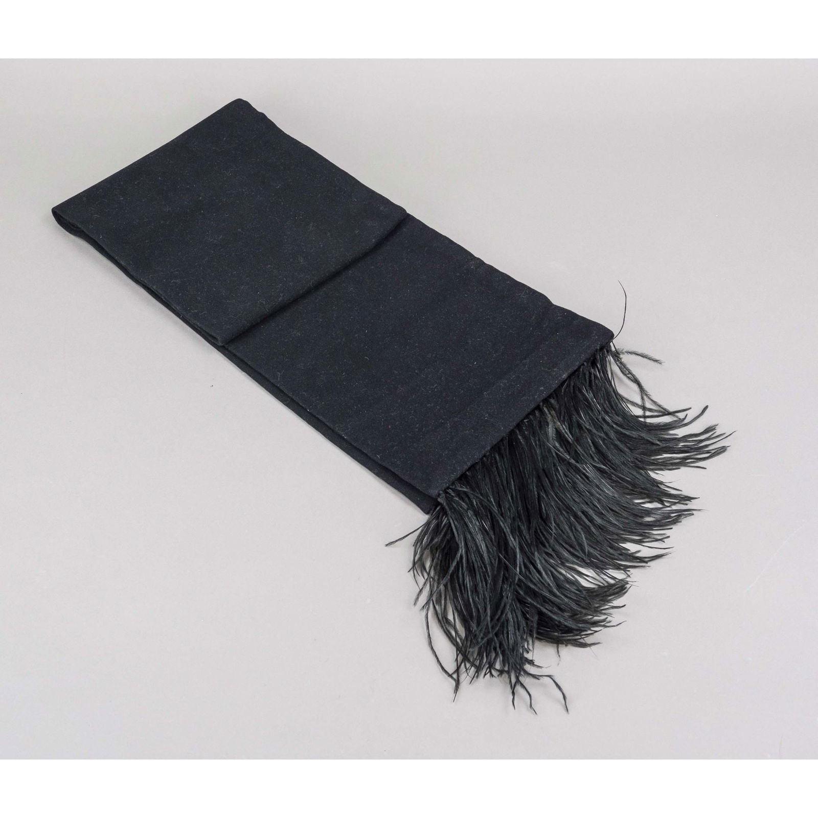 Jil Sander, wide scarf, soft blac: Jil Sander, wide scarf, soft black textile blend with feathered hem (marabou feathers?), slight signs of wear and storage, label missing, approx. 148 x 23 cm