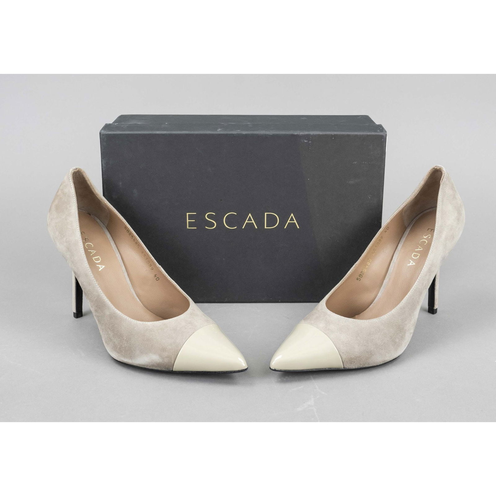 Escada, classic pumps, sand-color: Escada, classic pumps, sand-colored suede with patent leather details, leather-covered heel, leather insole, size 40, heel height 10.5 cm, incl. OC, minimal signs of wear