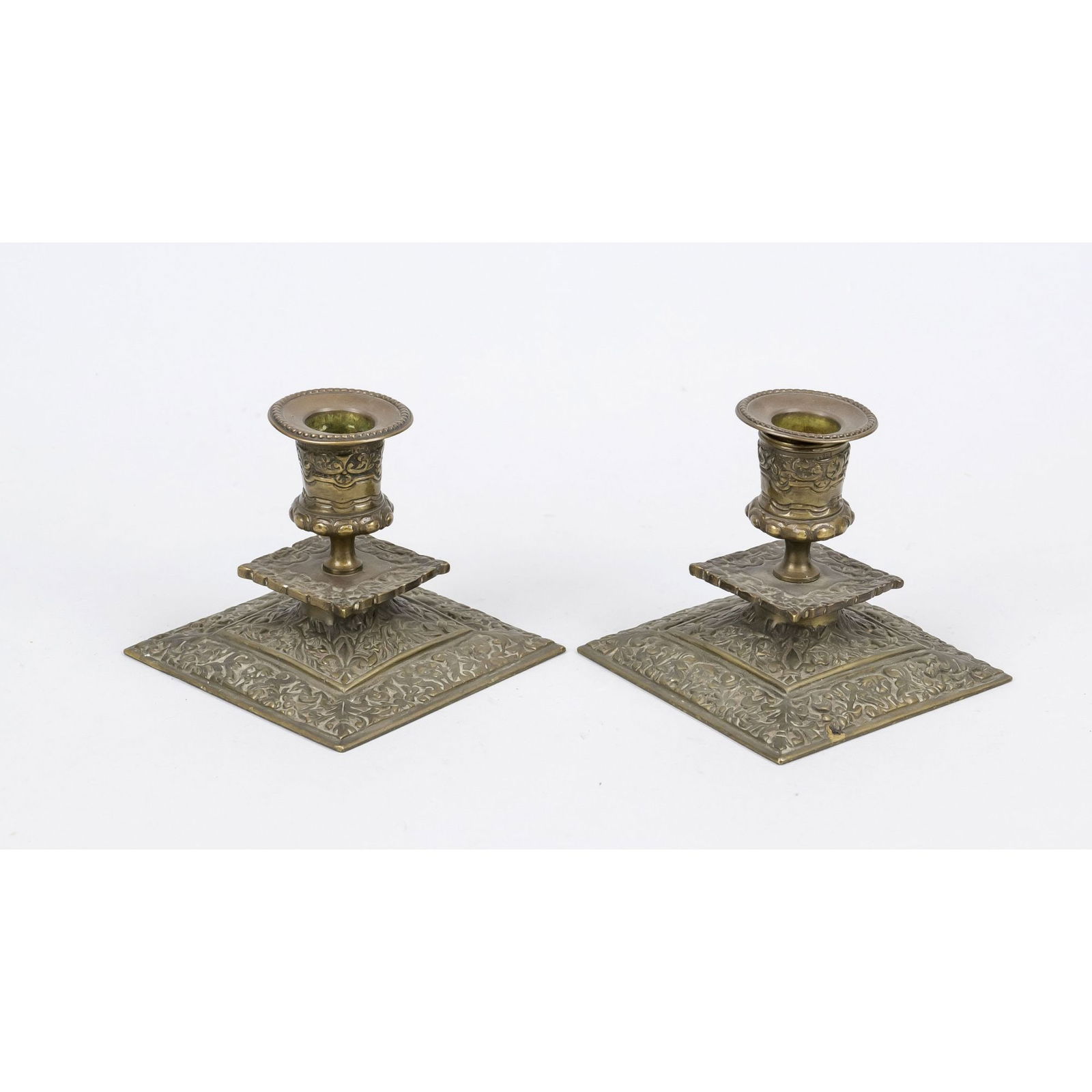 Pair of candlesticks, 19th century: Pair of candlesticks, 19th century, patinated cast bronze, square plinth, vase spout, relief decoration with mascarons and Bourbon lily, h. 8.5 cm