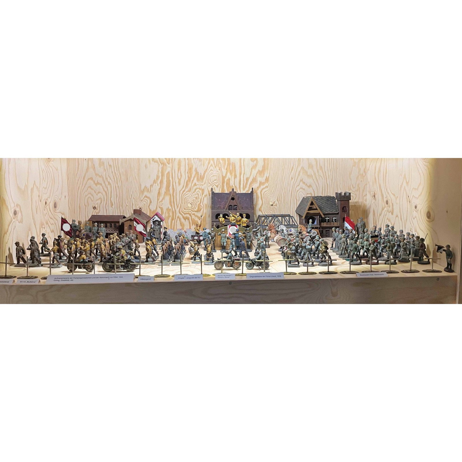 Wehrmacht panorama with parade of the: Wehrmacht panorama with parade of the party organizations and the Wehrmacht in front of the party leadership, predominantly Elastolin and Lineol, including figures of Hitler, Hess, Göring, Goebbels, 