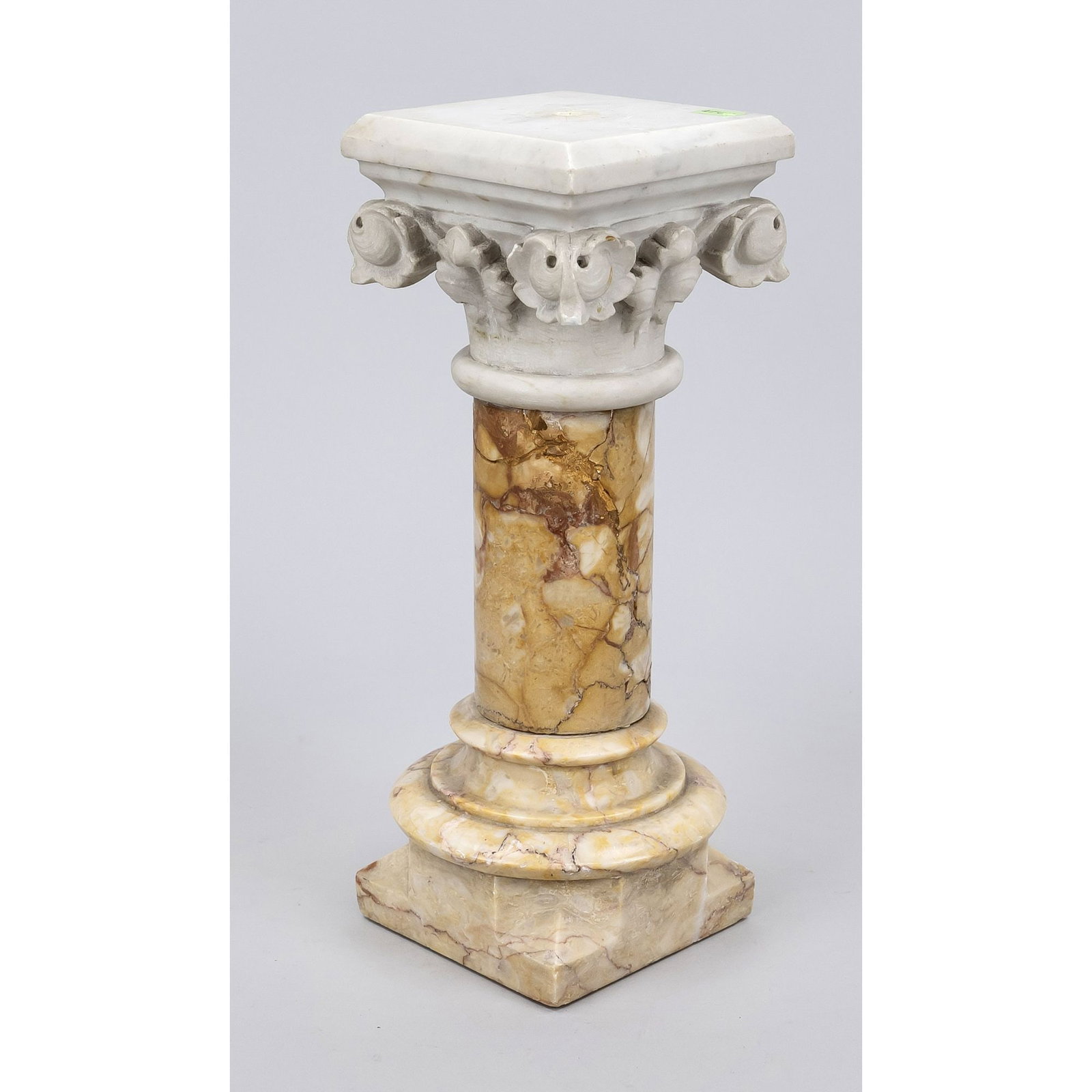 Small column, 19th/20th century, smoo: Small column, 19th/20th century, smooth shaft and profiled stone base, marble capital. Slightly bumped, h. 33 cm