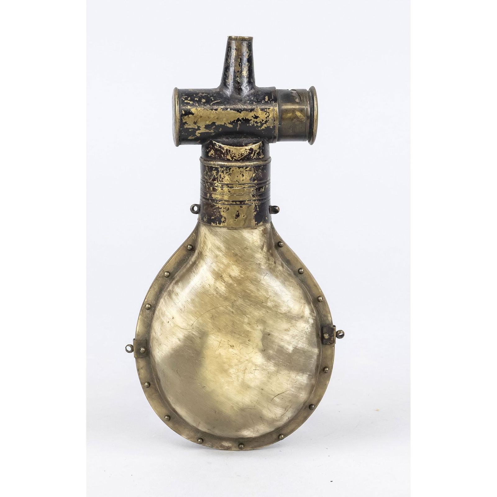 Powder flask, c. 1730, two-part body: Powder flask, c. 1730, two-part body made of horn pressed into the mold and riveted, brass chute with dosing chambers, ber, l. 20 cm