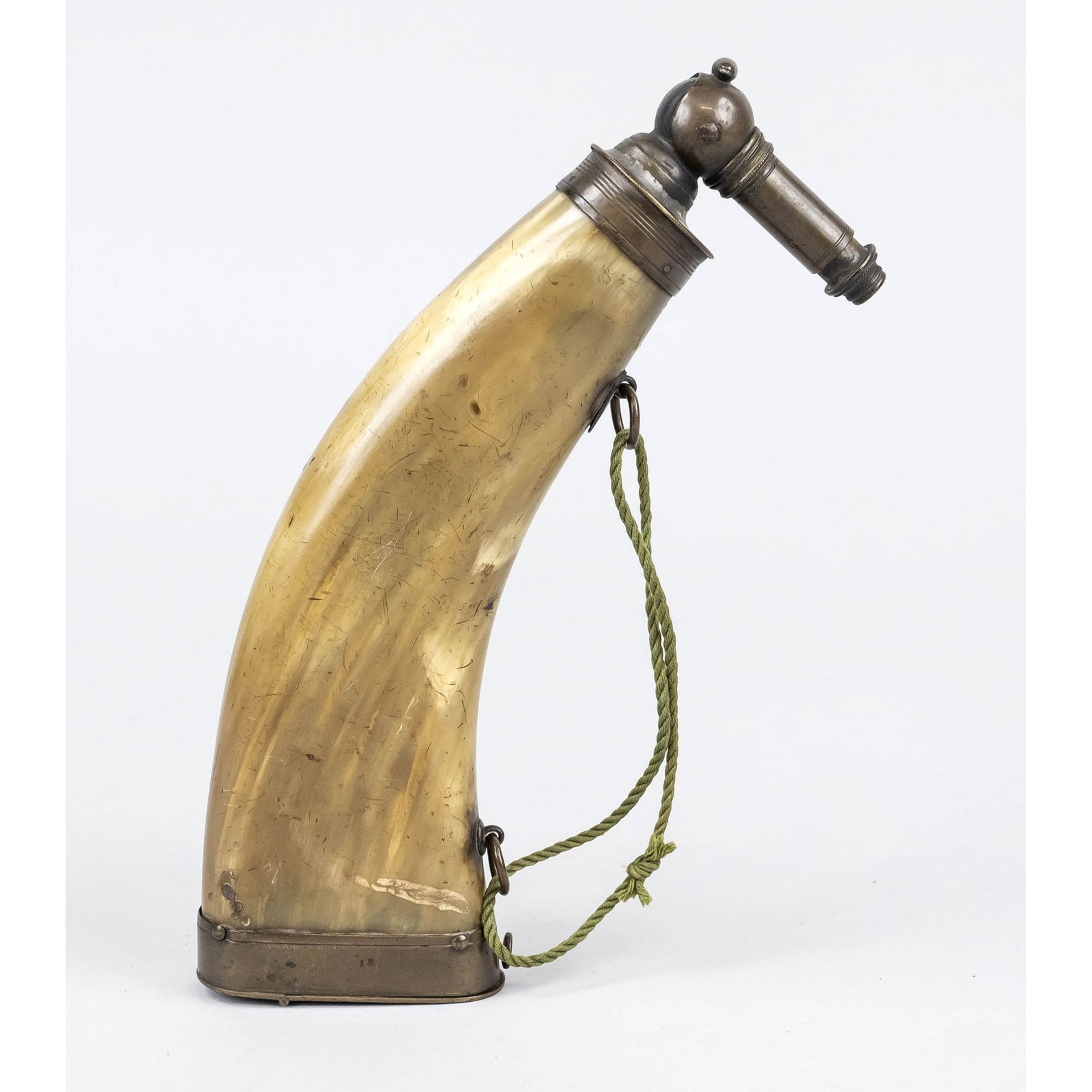 Powder flask, mid-19th century Horn b: Powder flask, mid-19th century Horn body, pressed flat into shape. Brass chute with round ball joint for dosing and closing. Brass cap with lid compartment for percussion primer, marked "18". L.27 cm