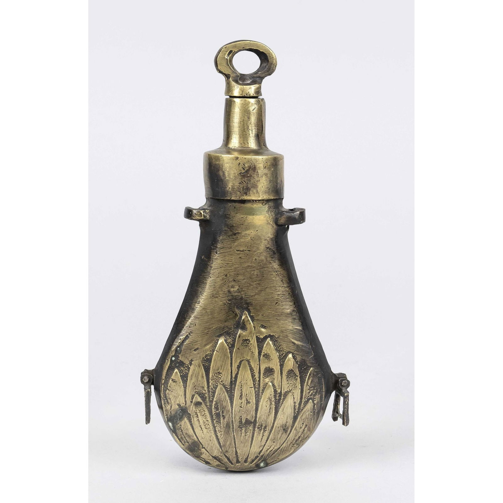 Powder flask, 18th/19th century. Soli: Powder flask, 18th/19th century. Solid cast brass body, assembled in two parts, eyelets on the sides for carrying straps, stopper with thread for screwing in. Heavy construction. L. 20 cm