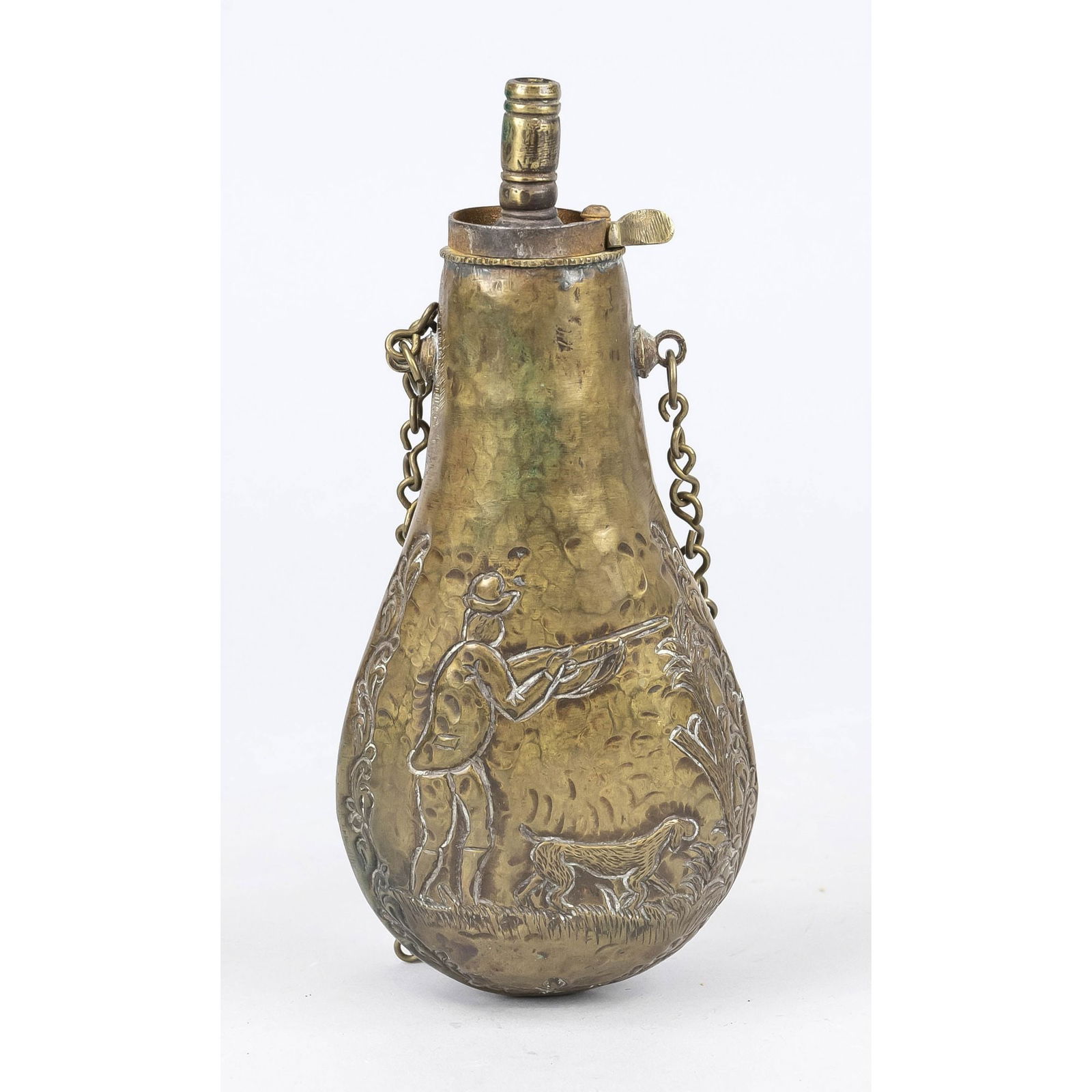 Powder flask, around 19th century. Pe: Powder flask, around 19th century. Pear-shaped body, sheet brass with embossed decoration and hammering, hunting scene, carrying chain. Brass chute with iron spring, mechanism not complete, bumped L.