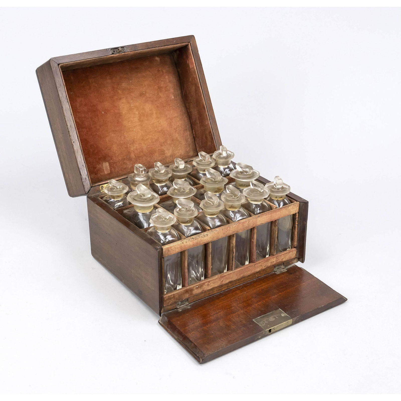 Travel pharmacy, late 19th century,: Travel pharmacy, late 19th century, mahogany box with hinged lid with retractable handle, interior with glass flasks with stoppers, 15 x 17 x 21 cm