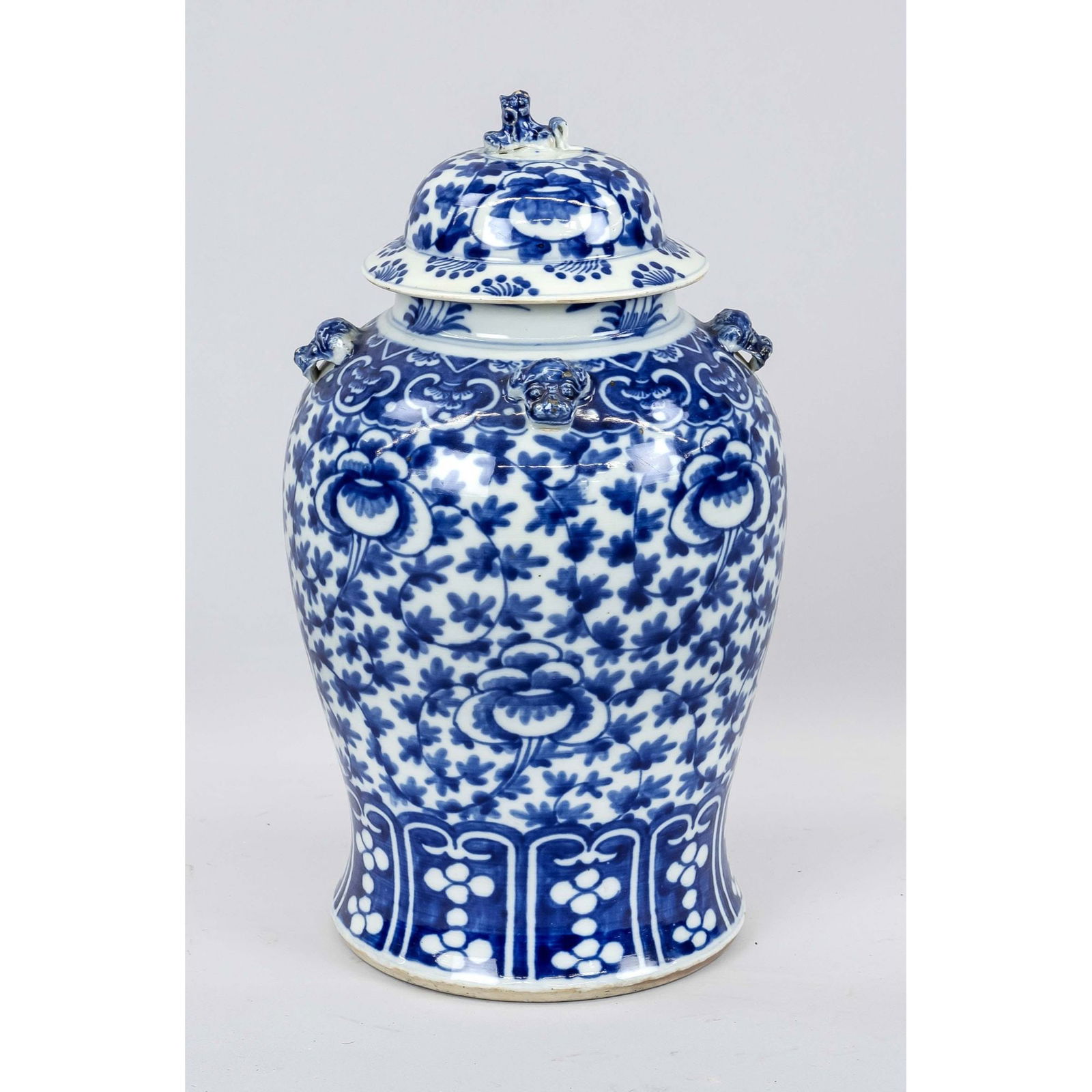Large blue and white lidded pot, Ch (1 of 1)