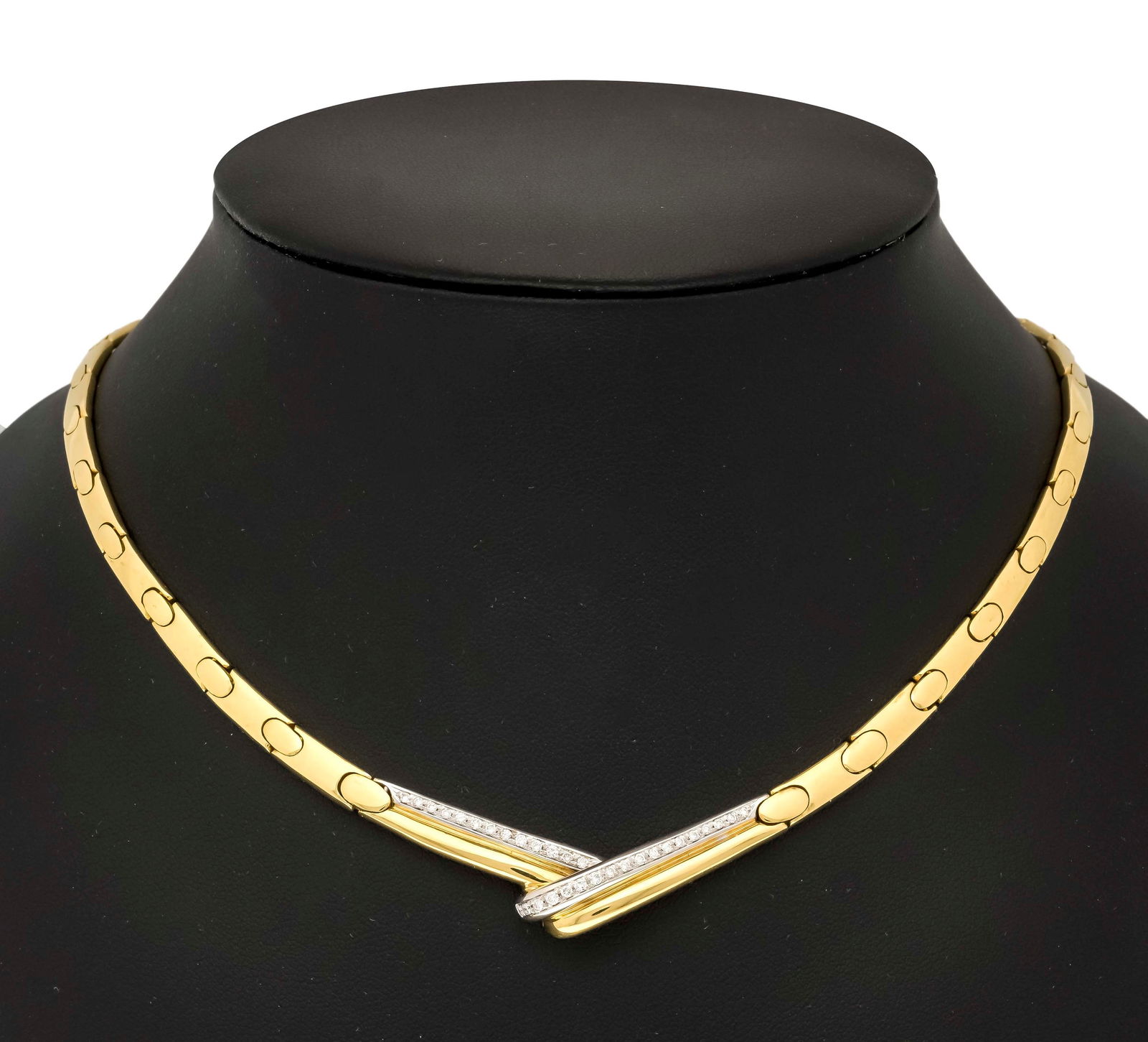 Bucherer Brilliant centerpiece necklac: Bucherer Brilliant centerpiece necklace GG/WG 750/000 with 31 brilliant-cut diamonds, total 0.46 ct W/VS, box clasp with SI eight, l. 44 cm, CB stamped, 35.4 g