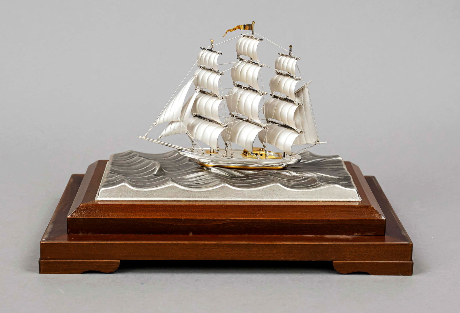Model of a sailing ship, Japan, 20th c: Model of a sailing ship, Japan, 20th century, marked Takehiko, silver 985/000, partly gilt, three-master with full sails, l. 13 cm, in glazed display case, 21 x 23.5 x 15 cm