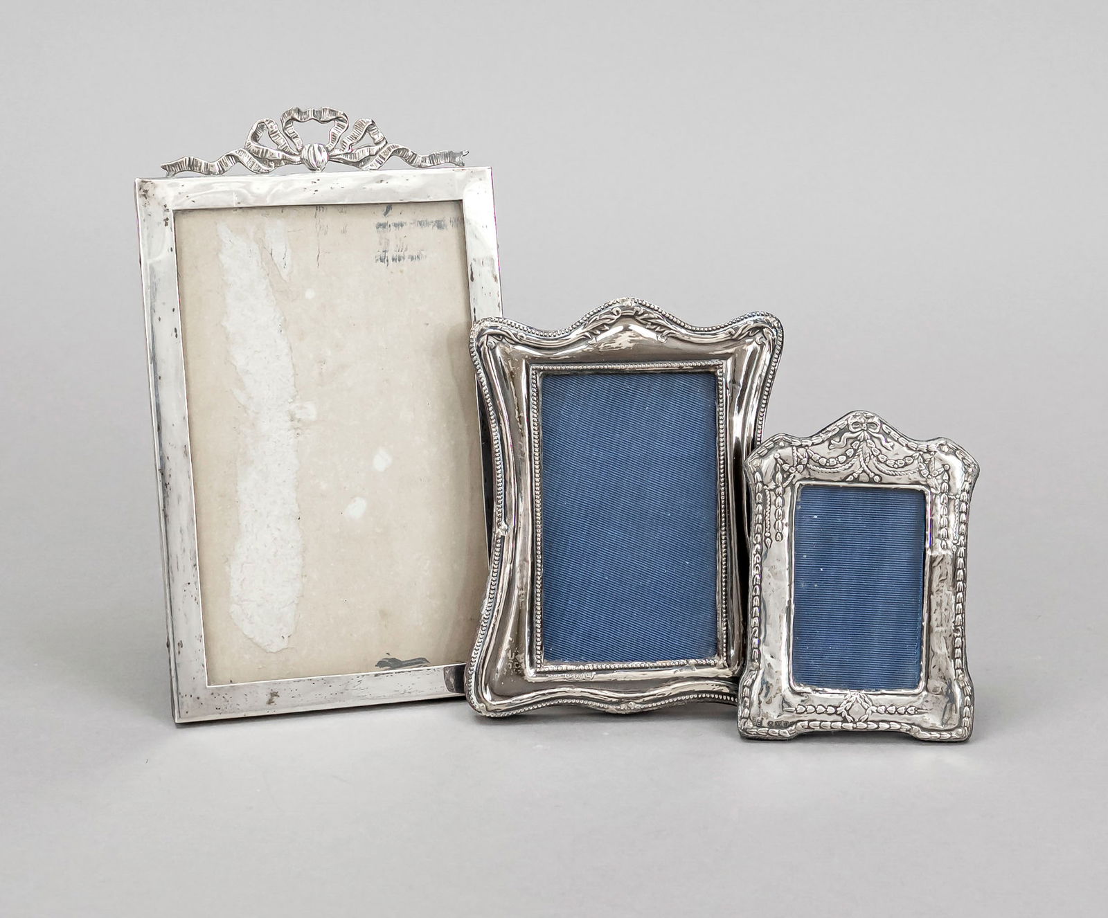 Three small photo stand frames, Englan: Three small photo stand frames, England, 20th century, various makers, sterling silver 925/000, various shapes and sizes, clear dimensions up to 13.5 x 8 cm, overall dimensions up to 17 x 10.5 cm