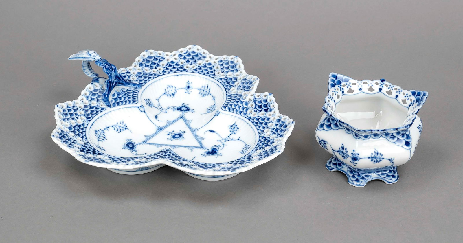 Two bowls, Royal Copenhagen, 20th cent: Two bowls, Royal Copenhagen, 20th century, 1st choice, decoration Musselmalet full lace in underglaze blue, leaf bowl in trefoil form, designed by Arnold Krog 1885, model no. 354, l. 25 cm, sugar bowl