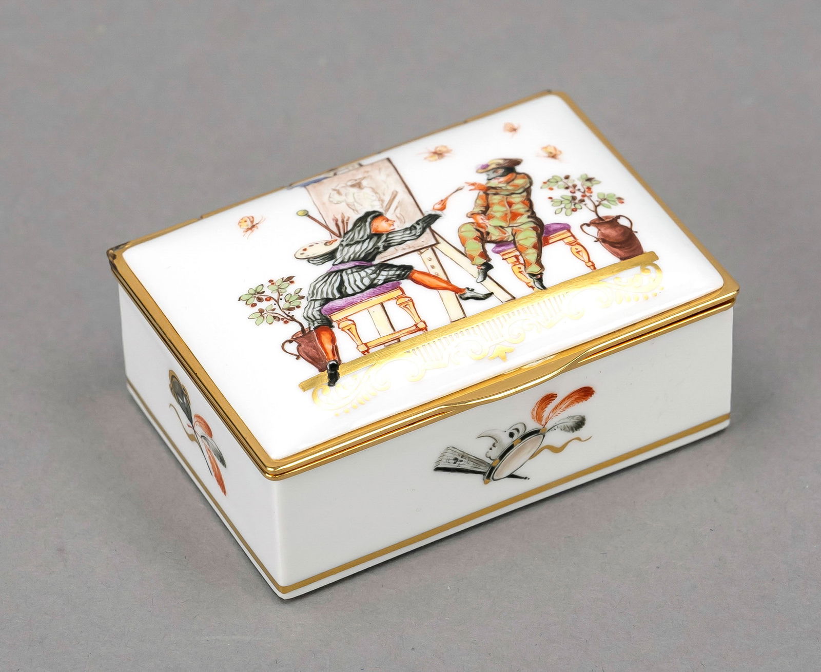 Lidded box, Meissen, Edition 2000, 1st: Lidded box, Meissen, Edition 2000, 1st choice, polychrome painting with figures from the Commedia dell'arte after engravings by Jacques Callot, gold contours, mounting, sterling silver 925/000, gold-p