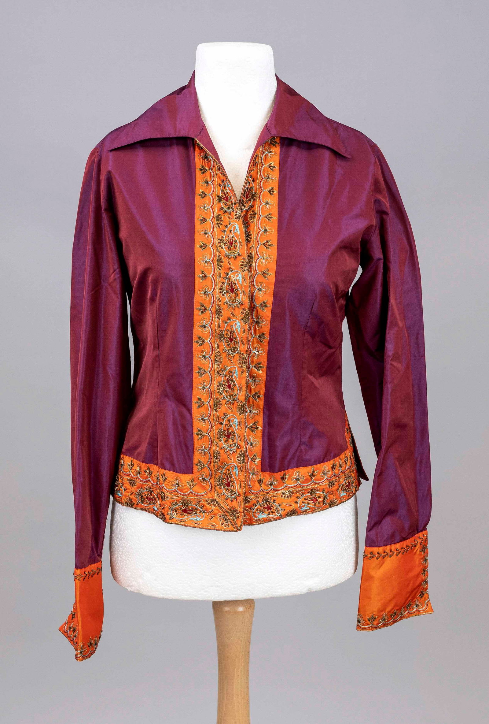 Etro, short, lightweight jacket with e: Etro, short, lightweight jacket with elaborately hand-embroidered decorative border, silk blend fabric in shades of violet and burgundy with wide orange border, partially embroidered with sequins, shi