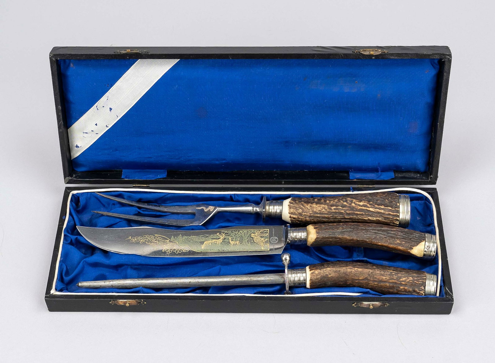 Hunting cutlery, 1st half 20th century: Hunting cutlery, 1st half 20th century, staghorn handles, steel blades, with two-tone etched motif, marked ''Doppel Reh Solingen'', in box 35 x 13 x 4 cm