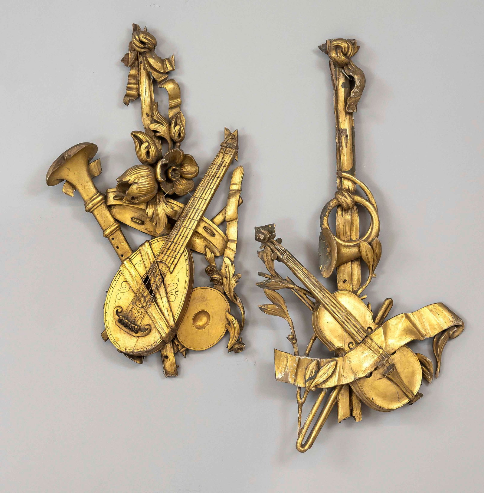 2 Musical wall appliqués, 19th century: 2 Musical wall appliqués, 19th century, wood with gold decoration. Openwork, rubbed and chipped, h. 52 cm