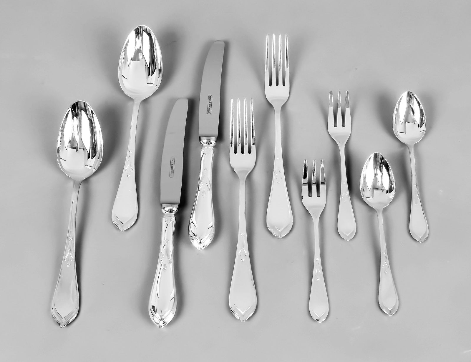 ''Bremen Lily'' cutlery for 6 persons.: ''Bremen Lily'' cutlery for 6 persons. Designed by Hugo Leven (1874-1956) around 1900, later version in sterling silver (925/000) by Koch & Bergfeld Bremen, 30 pieces, each consisting of 6 forks, kniv
