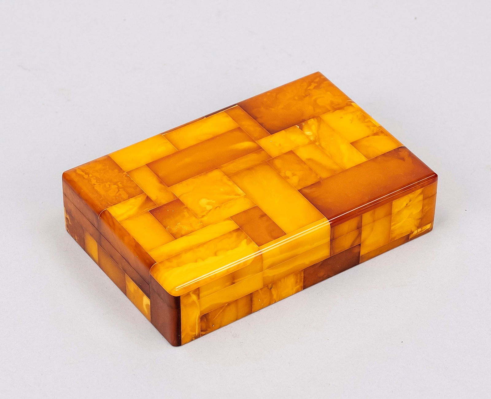 Amber box, 1st half 20th century, rect: Amber box, 1st half 20th century, rectangular body with hinged lid, 3.5 x 14 x 9 cm