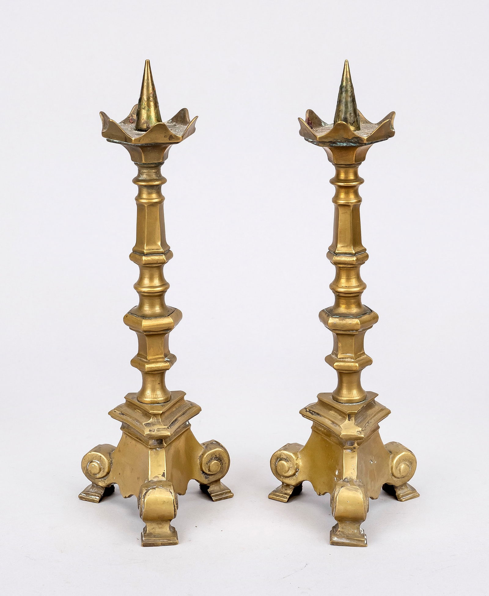 Pair of candlesticks, 19th century, br: Pair of candlesticks, 19th century, brass. Baluster shaft on a tripod stand, rubbed, h. 26 cm