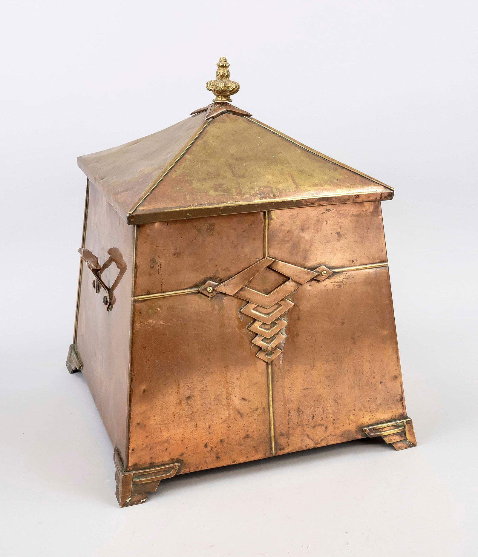 Art deco coal bucket, 1920s, copper-pl: Art deco coal bucket, 1920s, copper-plated brass. Square, slightly tapering body, carrying handles, lid with knob. Slightly rubbed & bumped, 43 x 32 x 32 cm