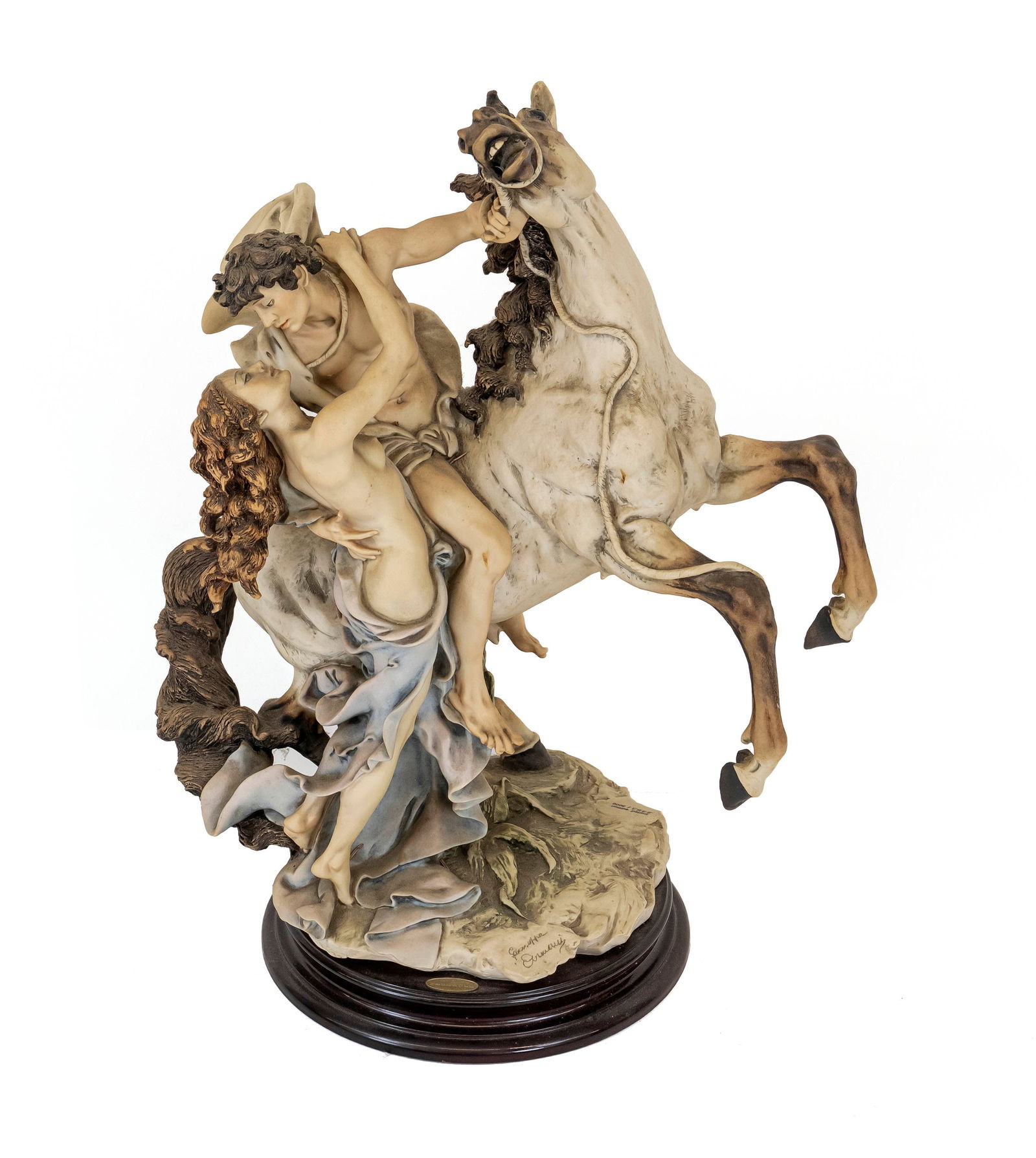 Giuseppe Armani (1935-2006), youn: Giuseppe Armani (1935-2006), young hero on a horse, kissing his beloved, polychrome painted mass casting, signed and numbered 2353/3000, on wooden plinth, h. 59 cm