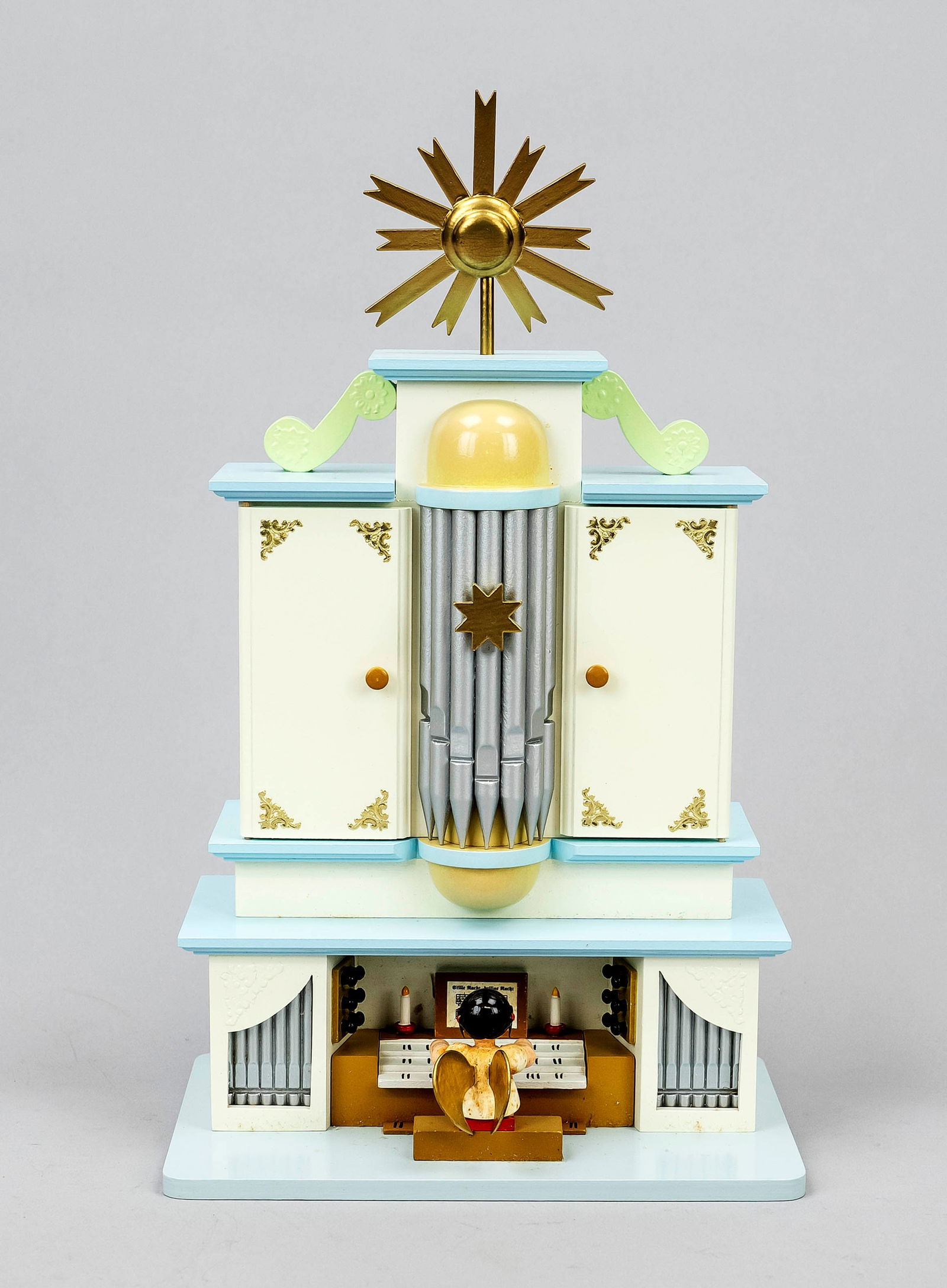 Music box, Erzgebirge, 2nd half o: Music box, Erzgebirge, 2nd half of the 20th century, polychrome painted wood. Angel at a large organ in original box, h. 32 cm