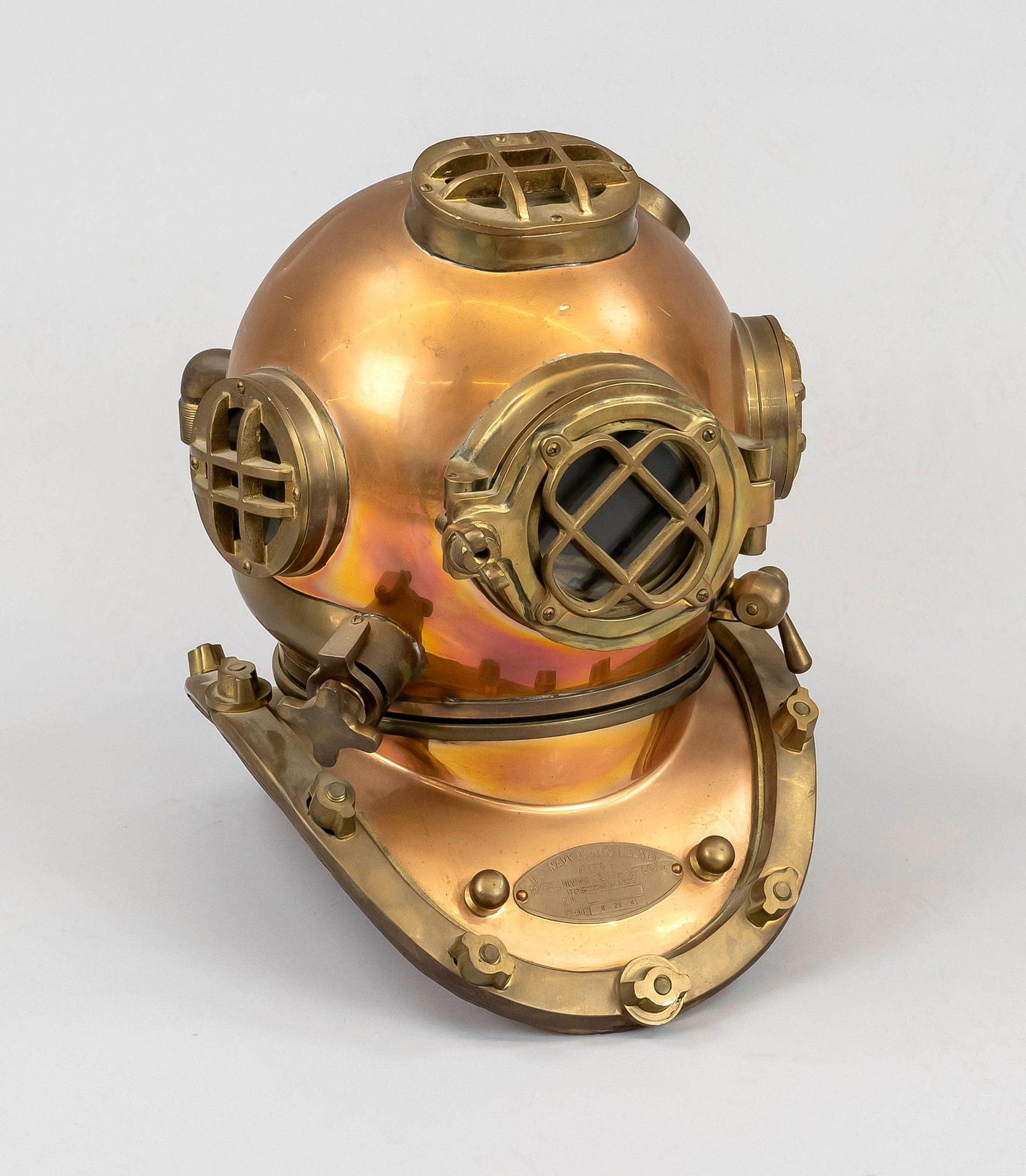Diver's helmet, USA 20th century,: Diver's helmet, USA 20th century, copper, brass, glass. Inscribed on a plaque on the chest ''U.S. Navy Diving Helmet Mark V (...), slightly chipped, h. 46 cm