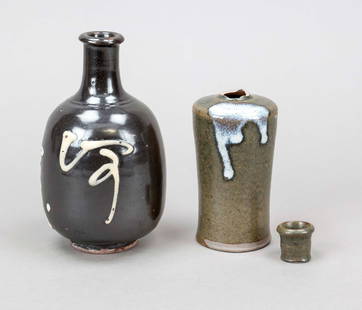 Two Japanese vases, w. Tatsuzo Sh: Two Japanese vases, w. Tatsuzo Shimaoka (1919 in Minato, Tokyo Prefecture - 2007 in Mashiko, Tochigi Prefecture) Vase, ceramic, light body with brown glaze and slip decoration, h. 12 and 16 cm, 1 vase