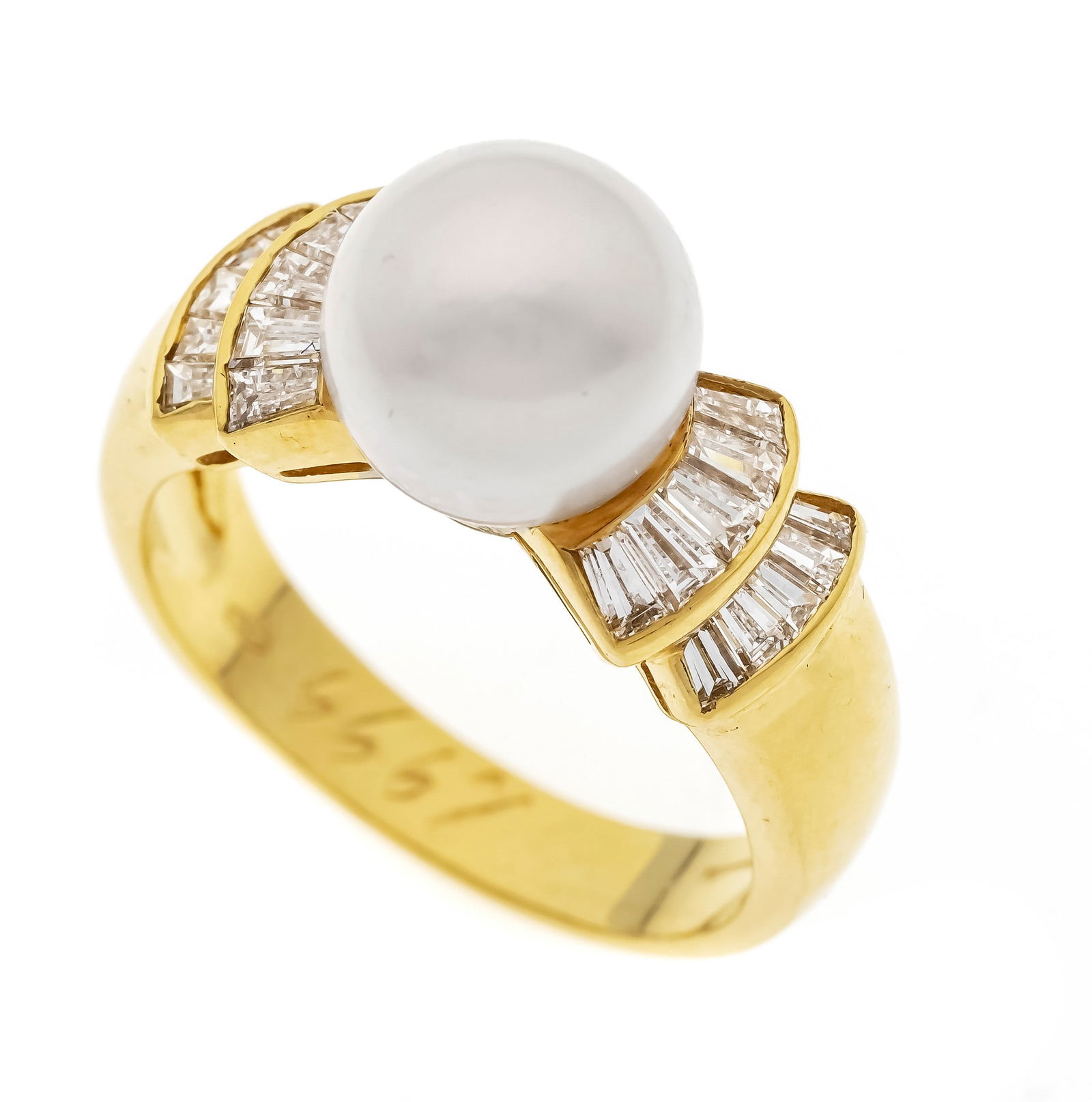 Wempe South Sea pearl diamond rin: Wempe South Sea pearl diamond ring GG 750/000 with a creamy white South Sea pearl 9 mm with very few natural features and very good lustre and 20 diamond trapezoids, weighing 0.60 ct W/VS-SI, RG 55,