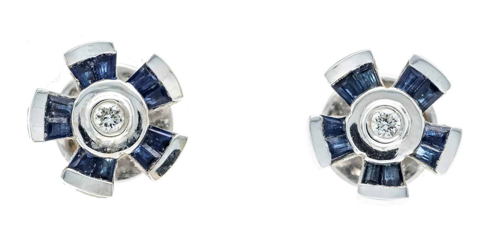 Flower stud earrings WG 750/000 w: Flower stud earrings WG 750/000 with 20 matching cut sapphire trapezoids 1.4 x 1.2 mm blue, transparent - translucent and 2 brilliant-cut diamonds, total 0.04 ct W/SI, D. 9 mm, 3.4 g