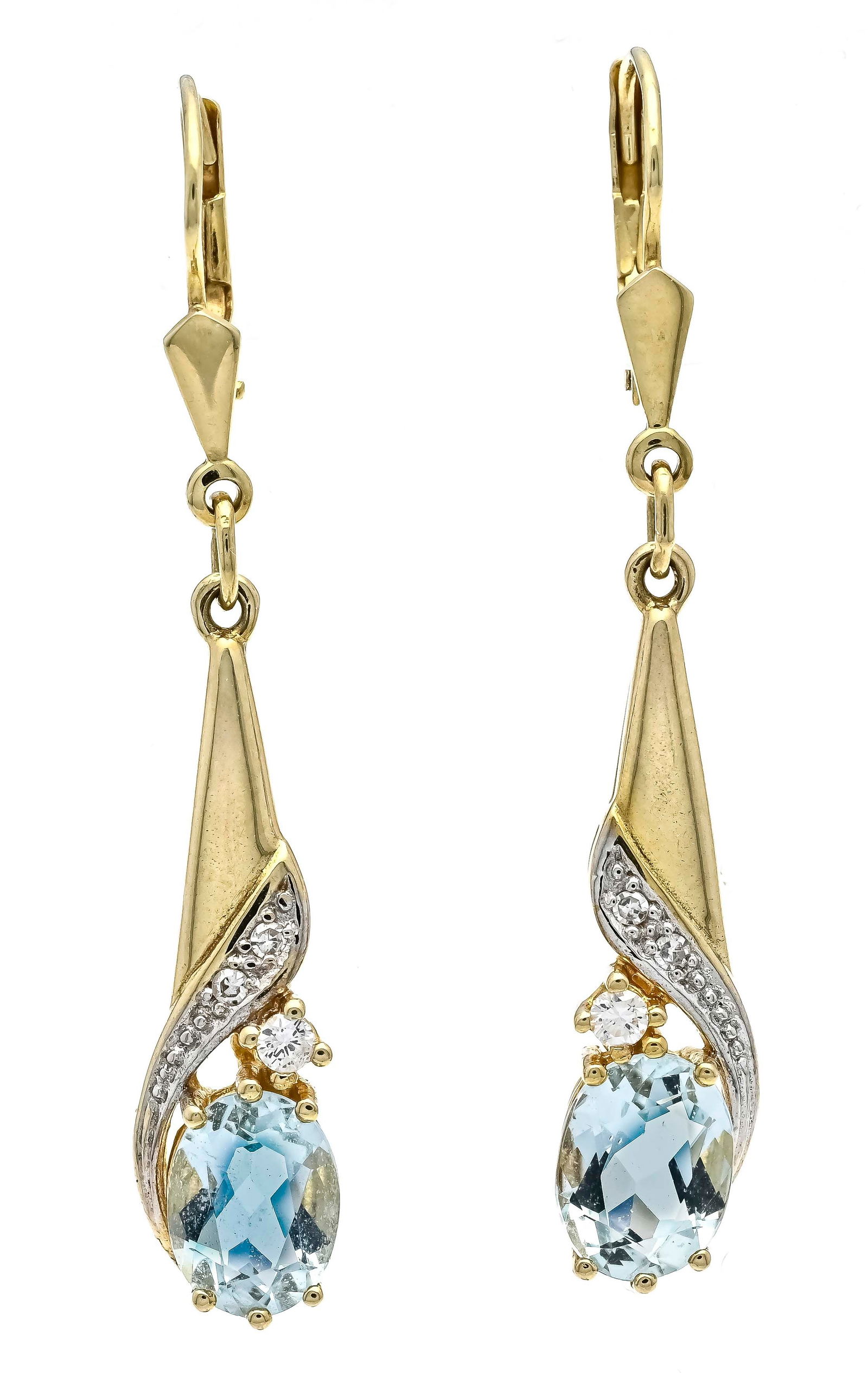 Aquamarine and brilliant-cut diam: Aquamarine and brilliant-cut diamond earrings GG/WG 585/000 with 2 oval faceted aquamarines 7.7 x 5.9 mm in a light blue, eye-clean as well as 2 brilliant-cut diamonds and 4 octagonal diamonds, total