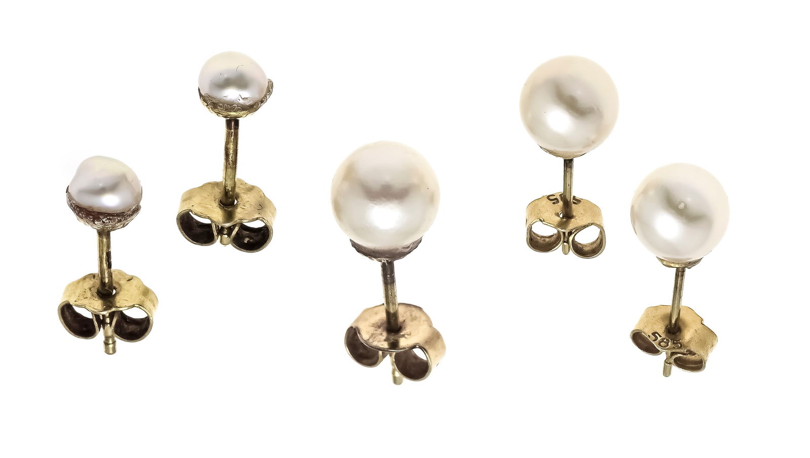 2 pairs and a single pearl stud e: 2 pairs and a single pearl stud earring GG 585/000 1.8 g and GG 333/000 0.6 g, with 5 white cultured pearls 7 - 4.5 mm, 2.5 g